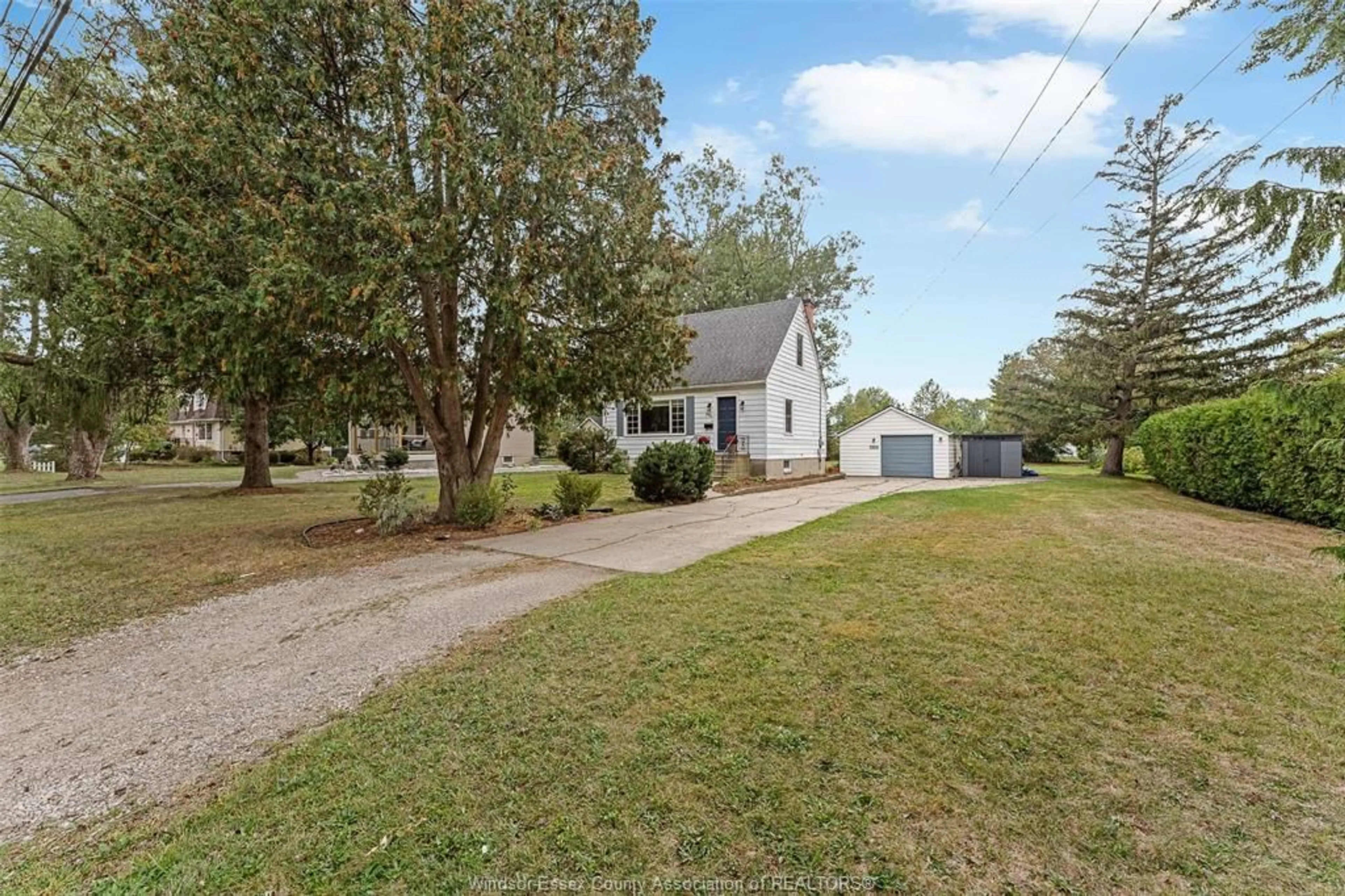 A pic from outside/outdoor area/front of a property/back of a property/a pic from drone, street for 3919 RODD Pl, Windsor Ontario N9G 1Z1