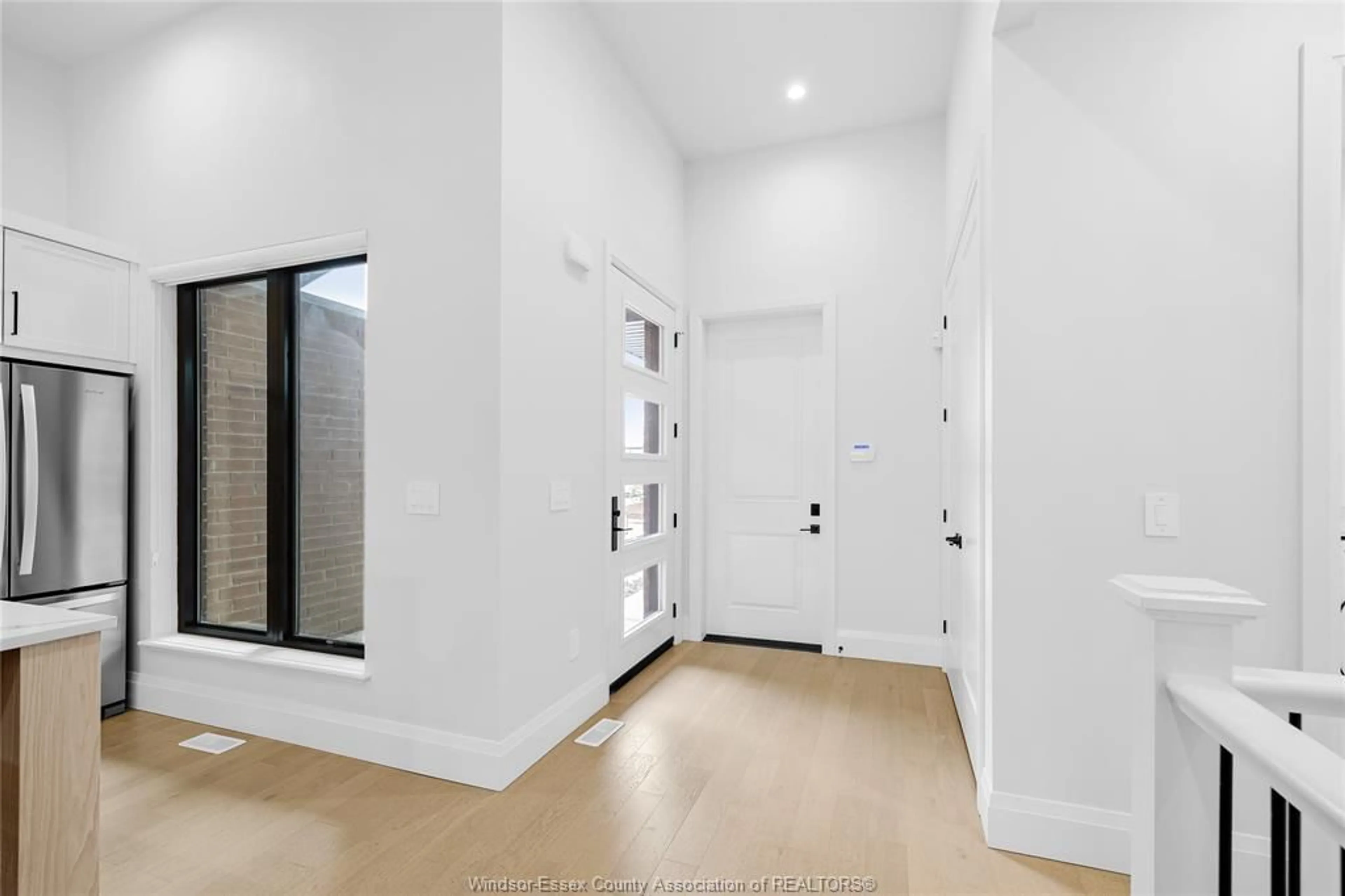 Indoor entryway for 542 LILY MAC Blvd, Windsor Ontario N6E 3N7