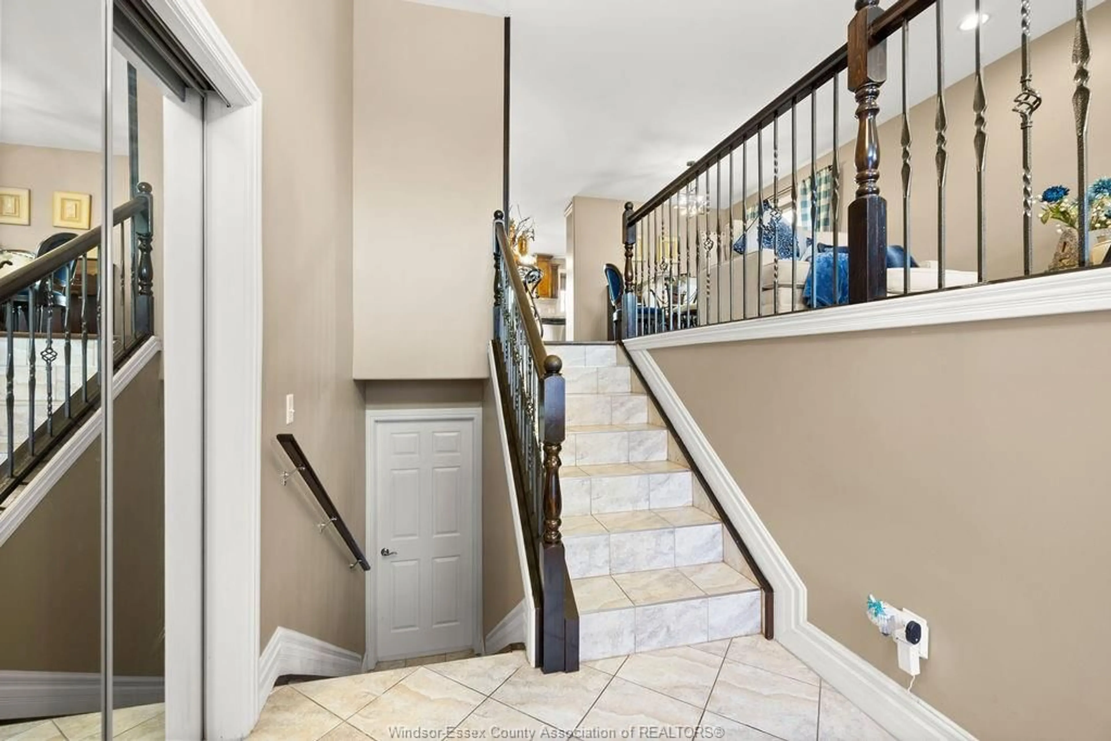 Indoor foyer for 450 SACRED HEART, LaSalle Ontario N9J 0A6