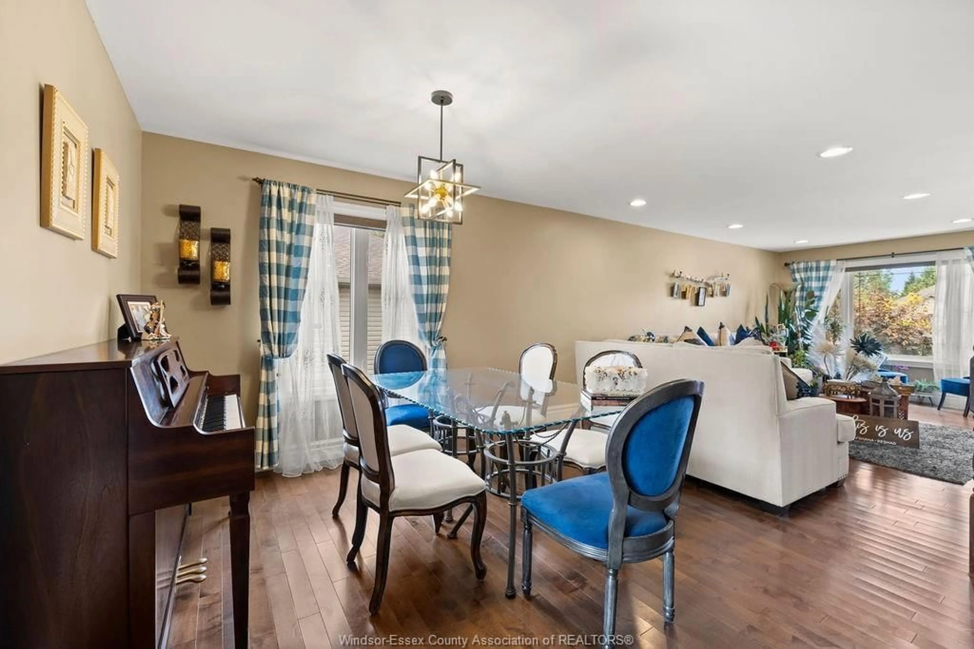 Dining room, wood/laminate floor for 450 SACRED HEART, LaSalle Ontario N9J 0A6