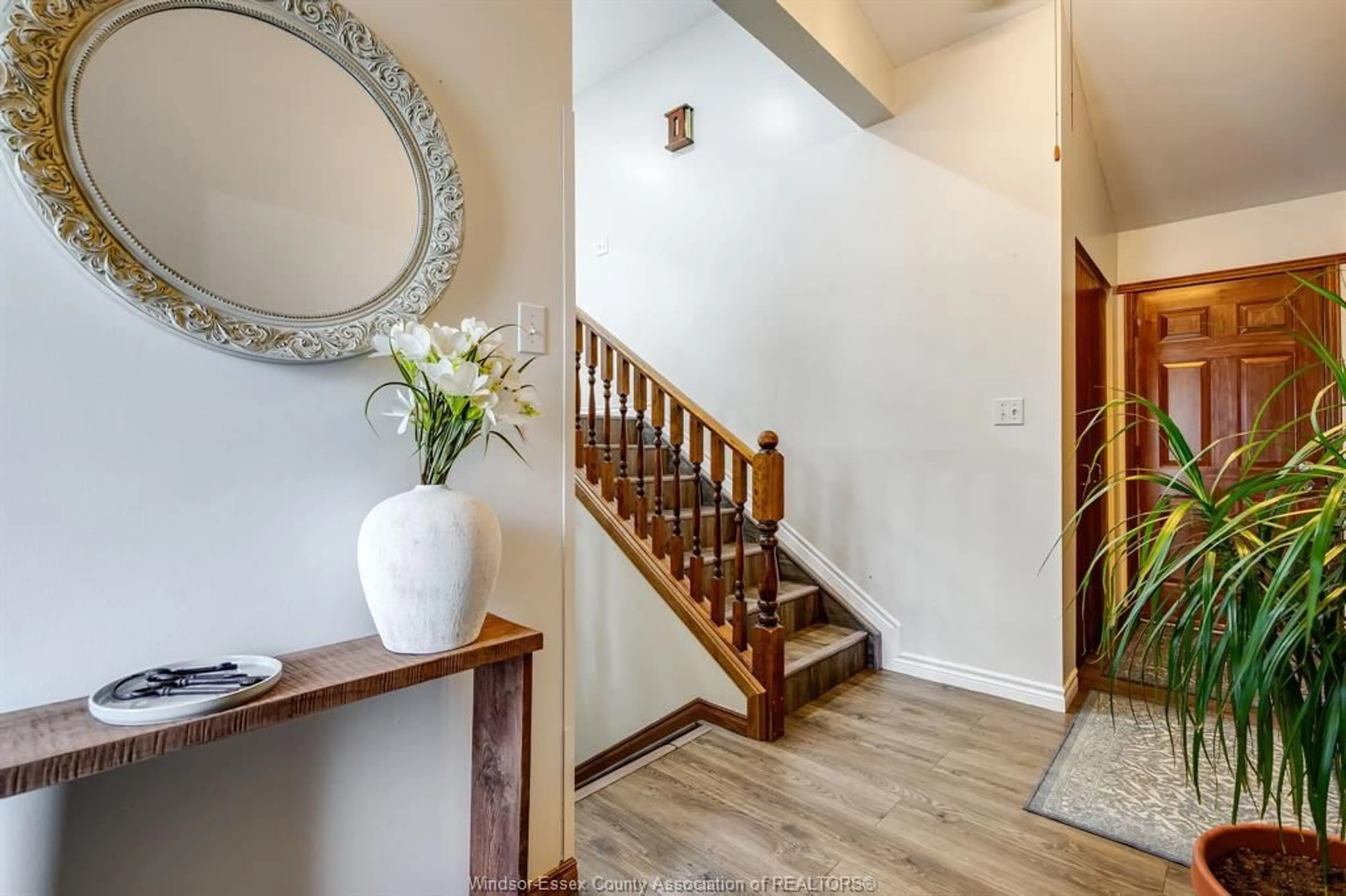Indoor foyer for 21309 Harbour Rd, Wheatley Ontario N0P 2P0