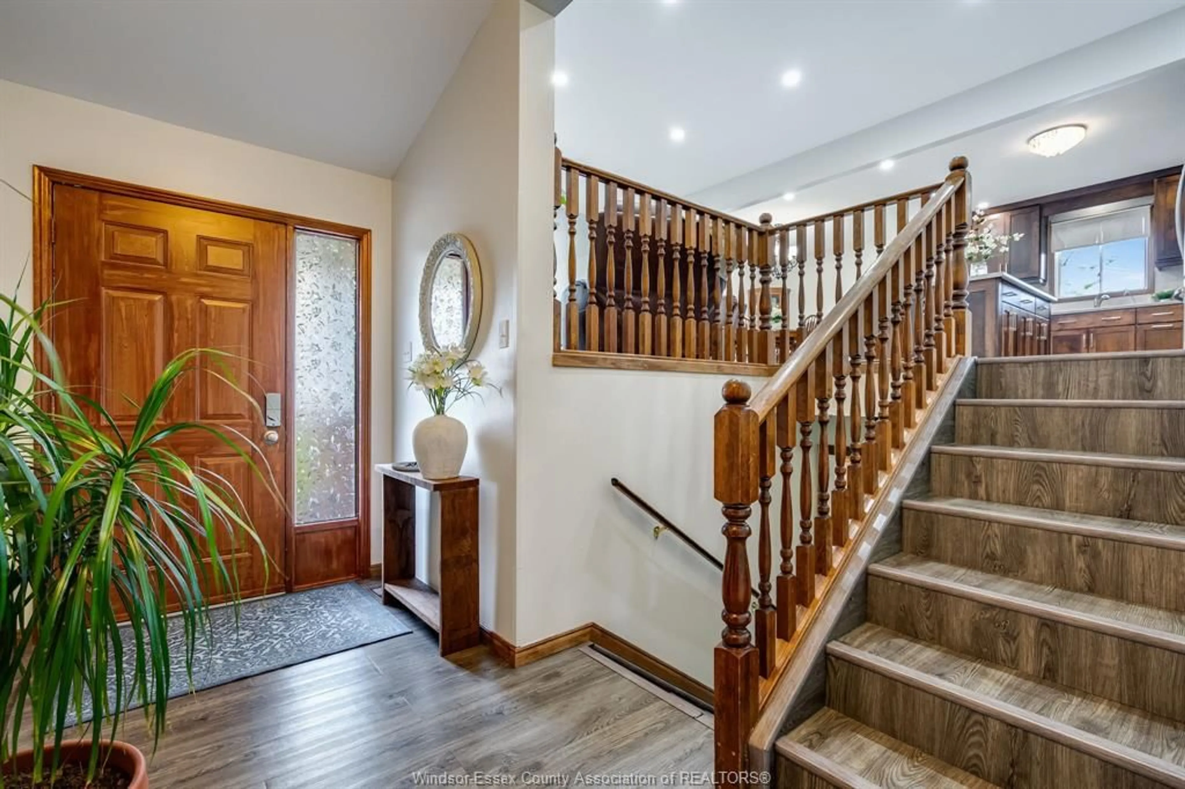 Indoor foyer for 21309 Harbour Rd, Wheatley Ontario N0P 2P0