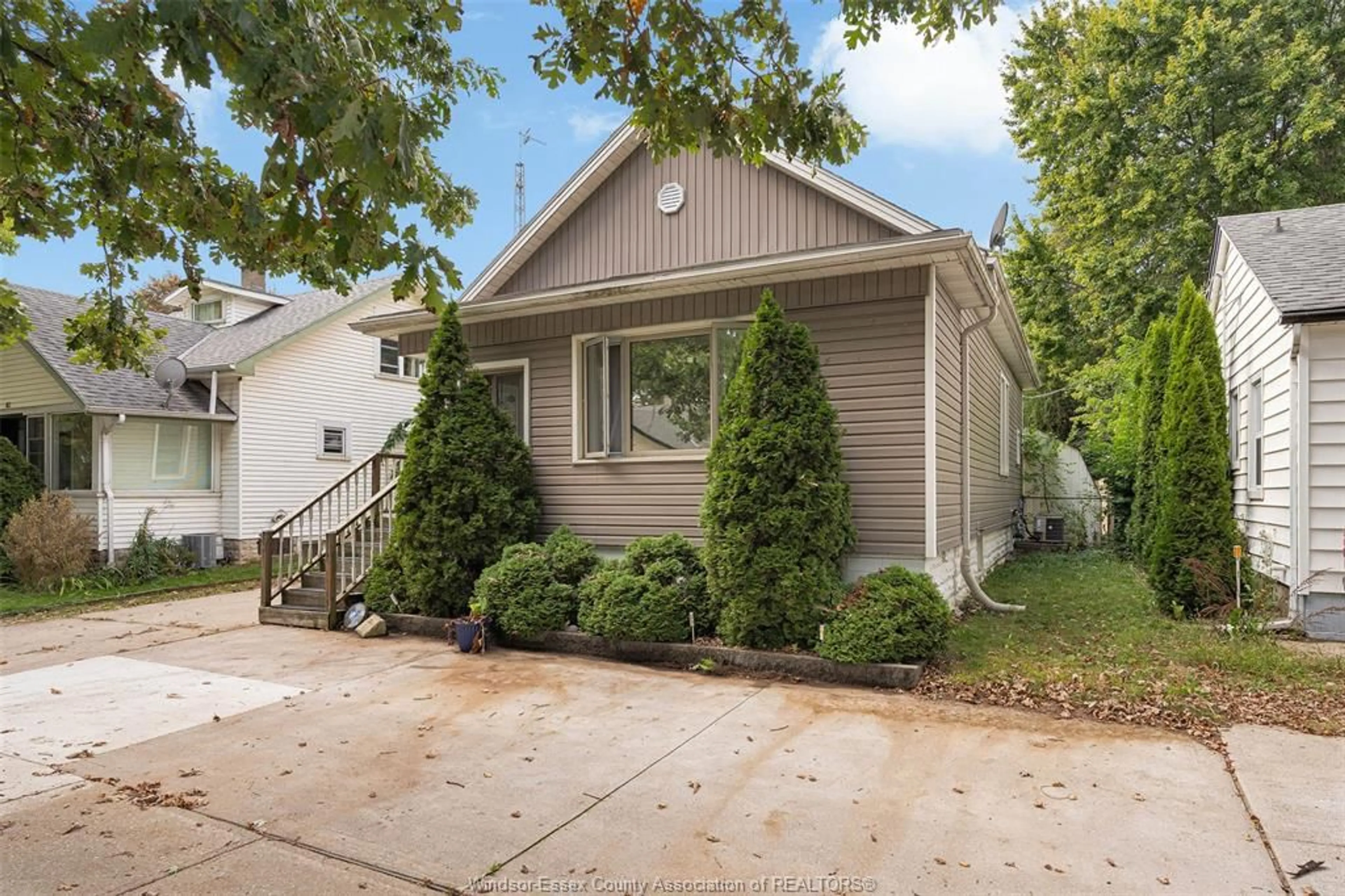 Home with vinyl exterior material, street for 81 WIGLE, Leamington Ontario N8H 2T3