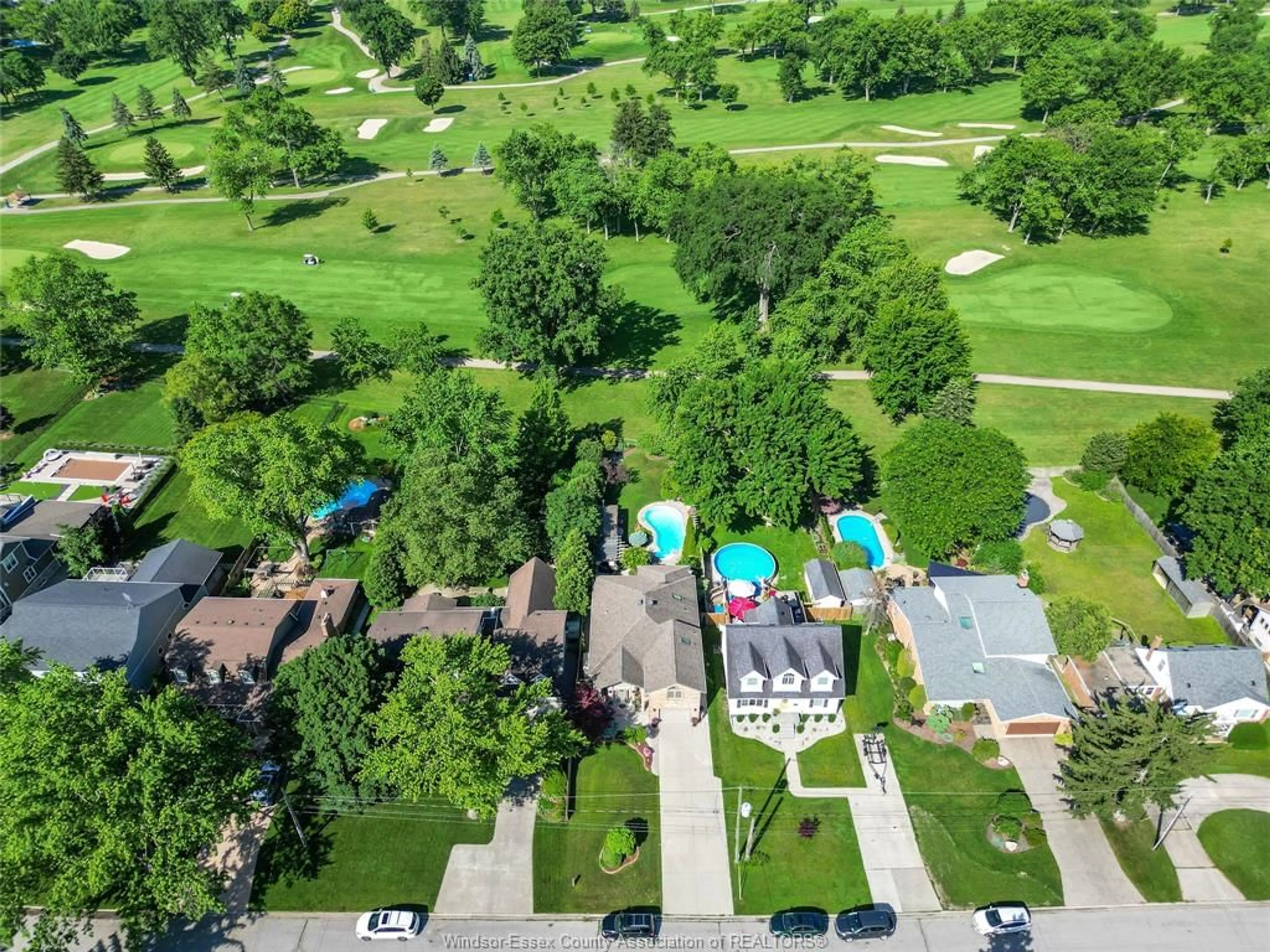 A pic from outside/outdoor area/front of a property/back of a property/a pic from drone, street for 4159 ROSELAND Dr, Windsor Ontario N9G 1Y5