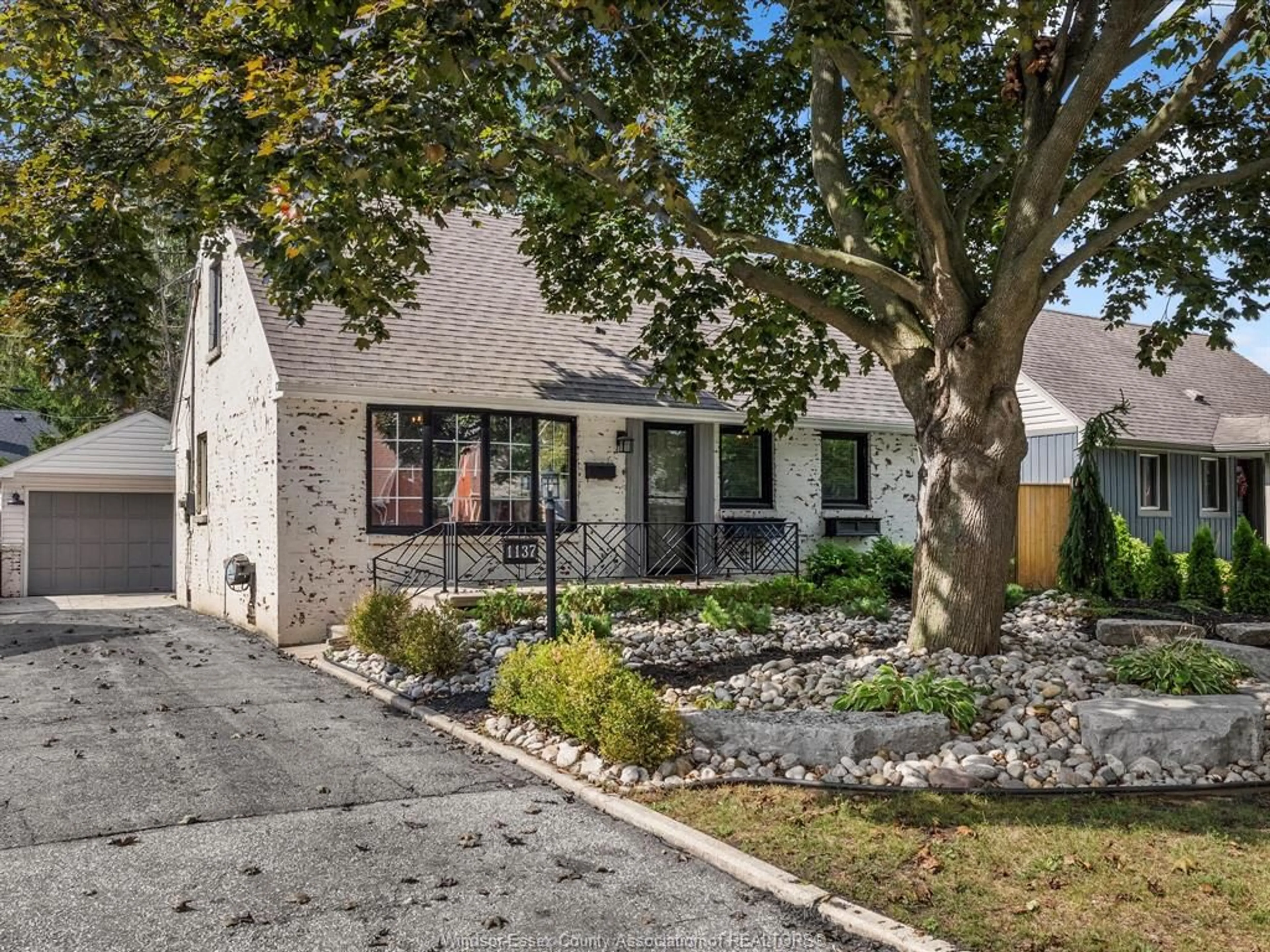 A pic from outside/outdoor area/front of a property/back of a property/a pic from drone, street for 1137 REEDMERE, Windsor Ontario N8S 2M2