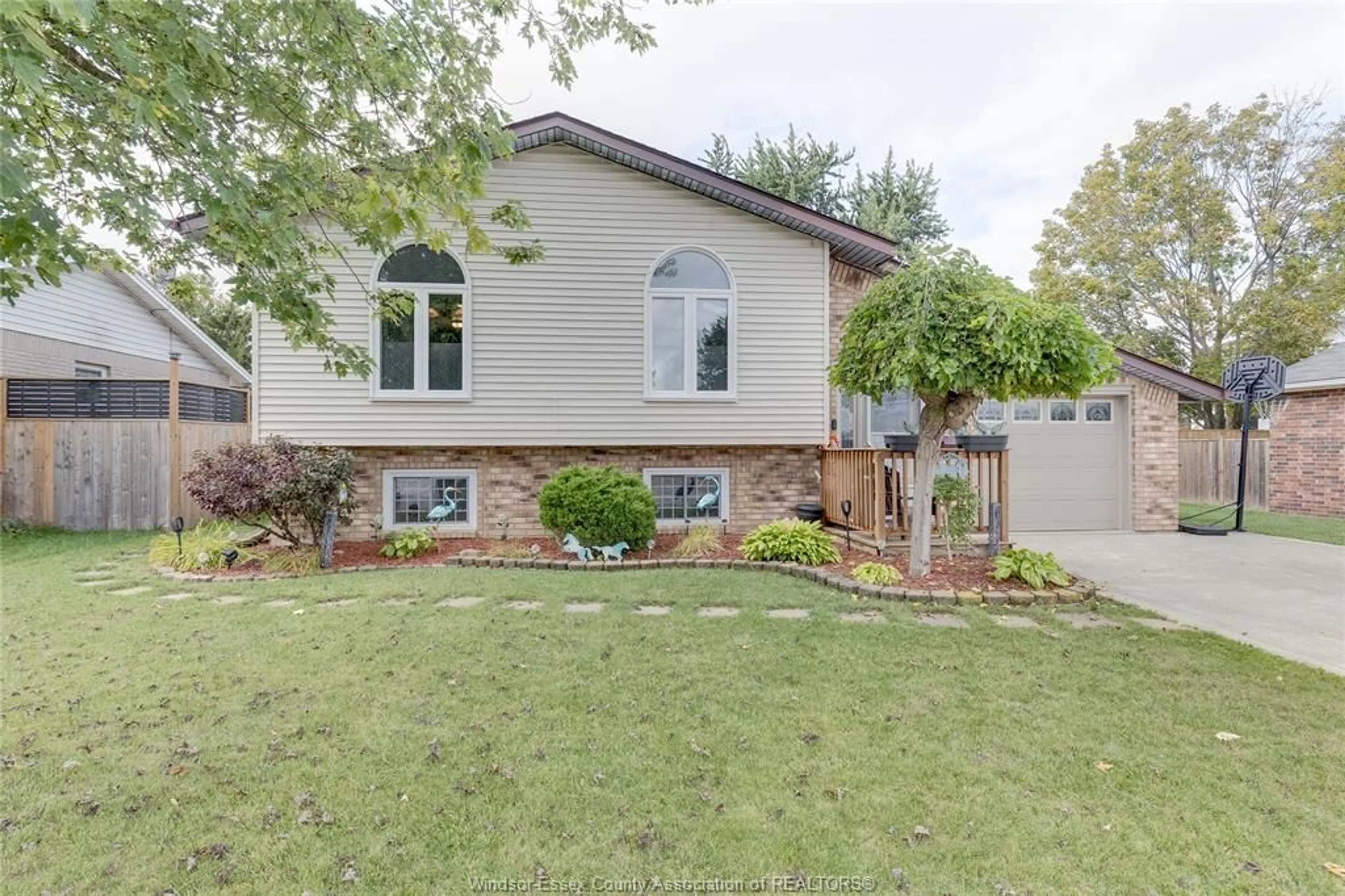 Home with brick exterior material, street for 49 STANTON Crt, Essex Ontario N8M 3B9