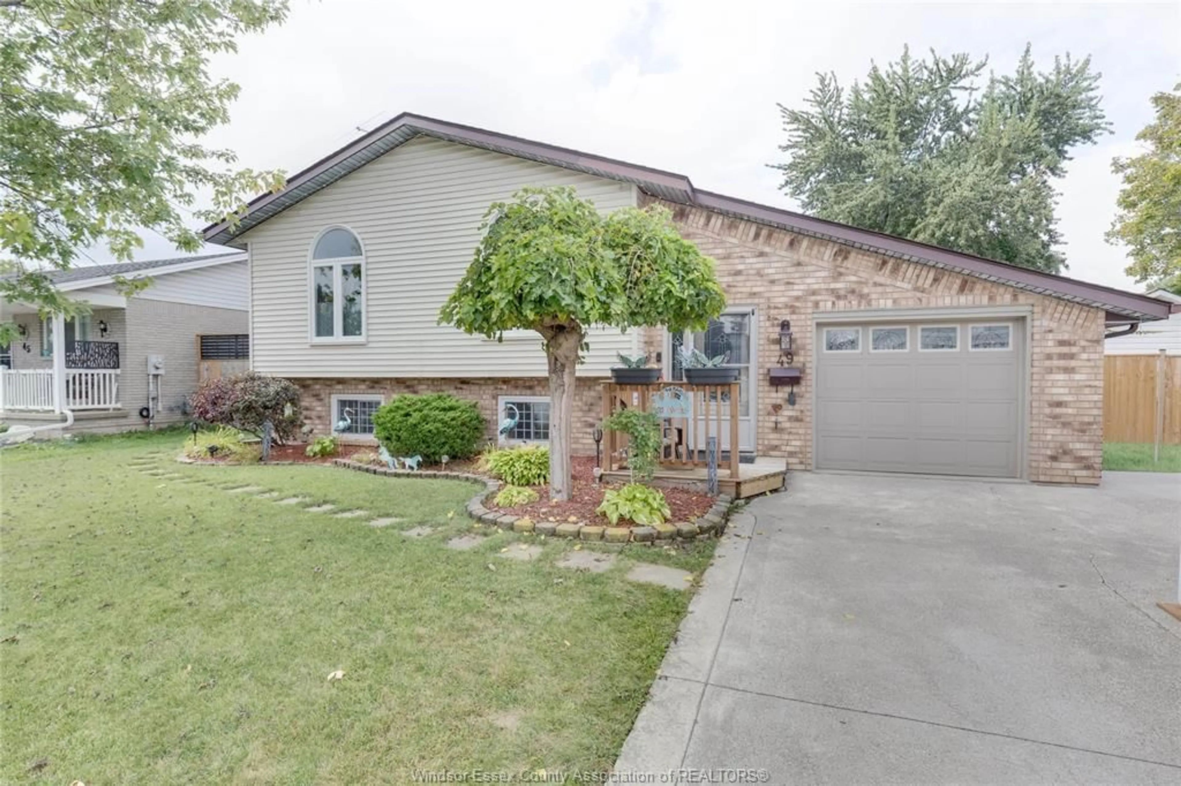 Home with brick exterior material, street for 49 STANTON Crt, Essex Ontario N8M 3B9