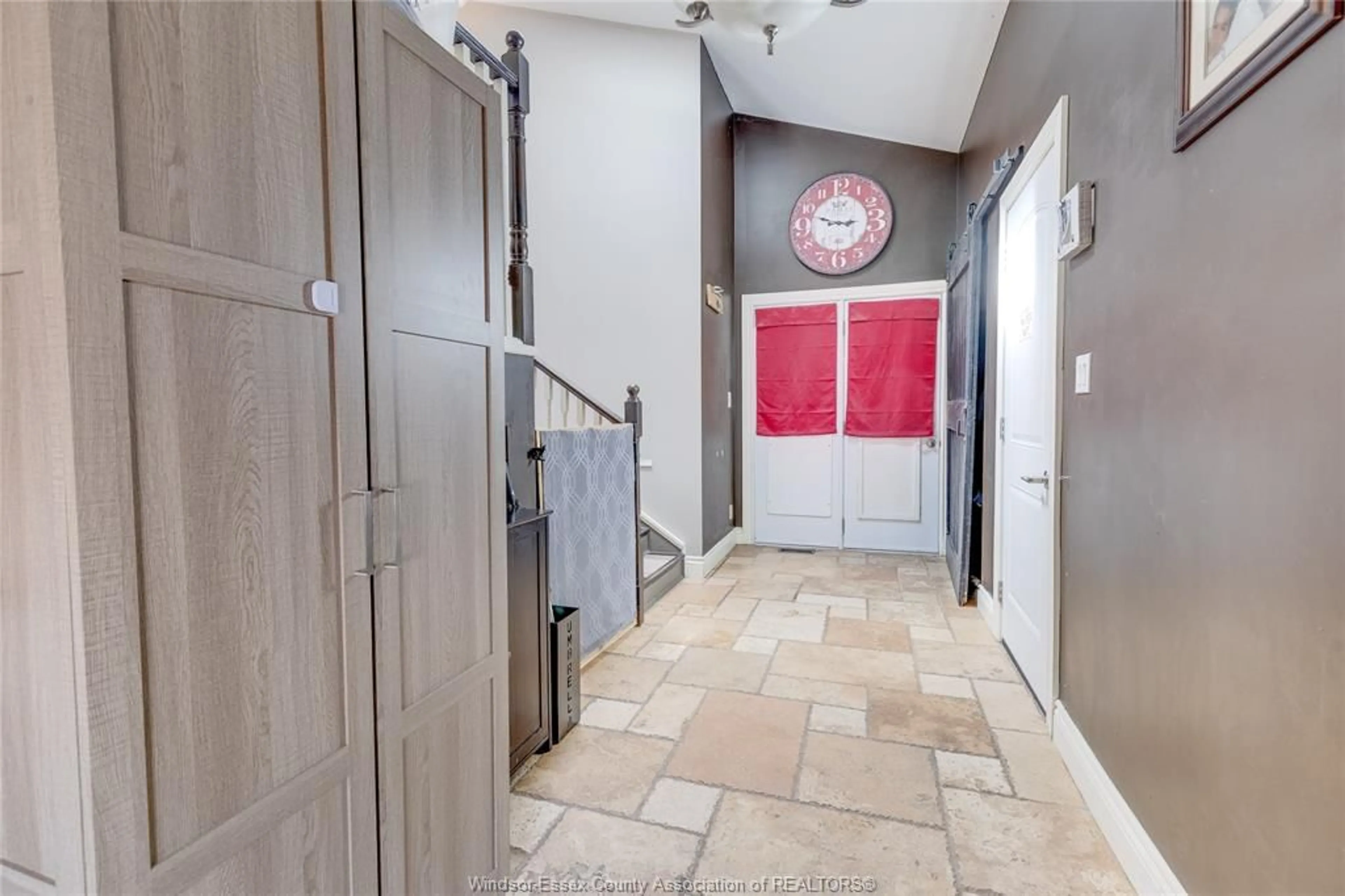 Indoor foyer for 49 STANTON Crt, Essex Ontario N8M 3B9