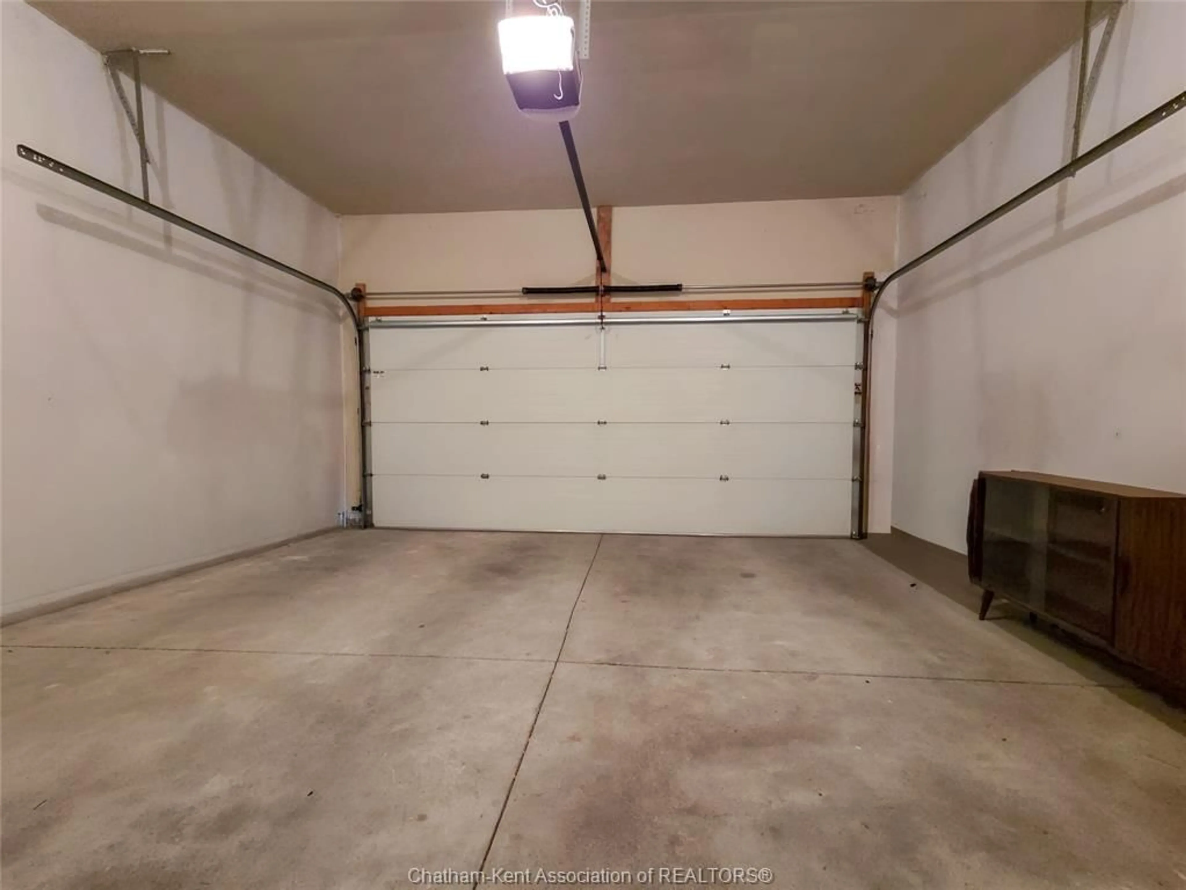 Indoor garage for 15 Home Place Cres, Chatham Ontario N7L 5P4
