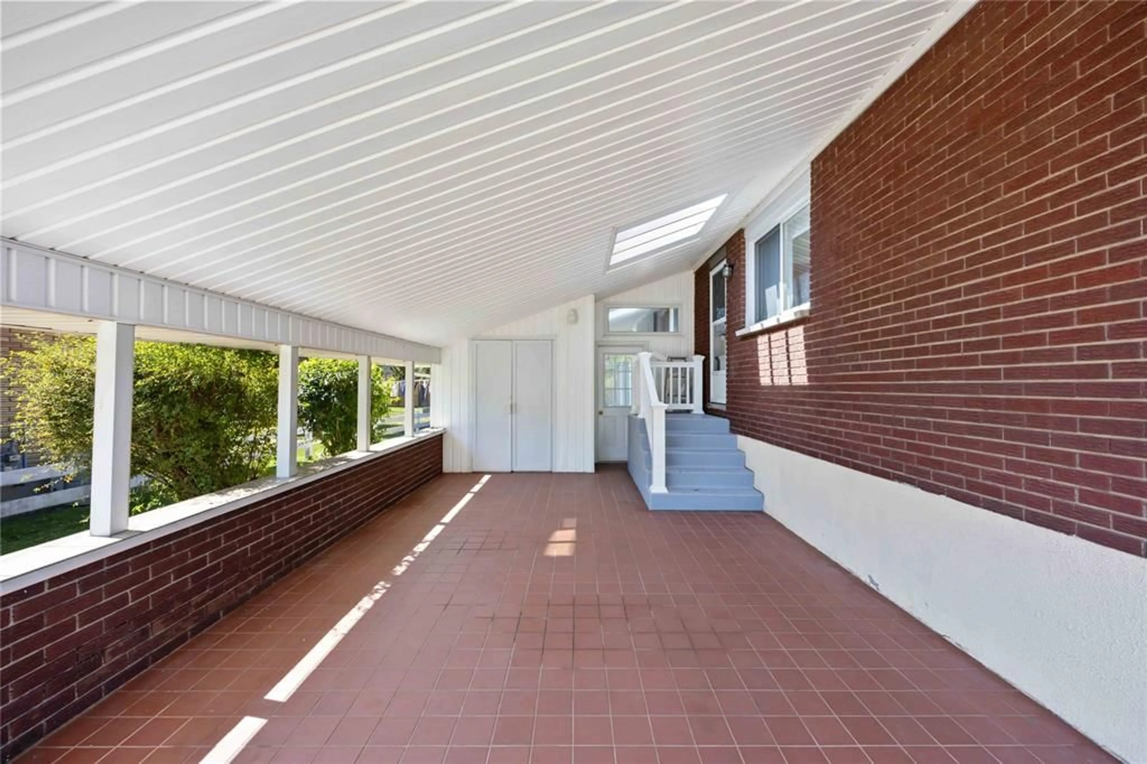 Indoor foyer for 961 Ennisclaire Dr, Sarnia Ontario N7V 3G8