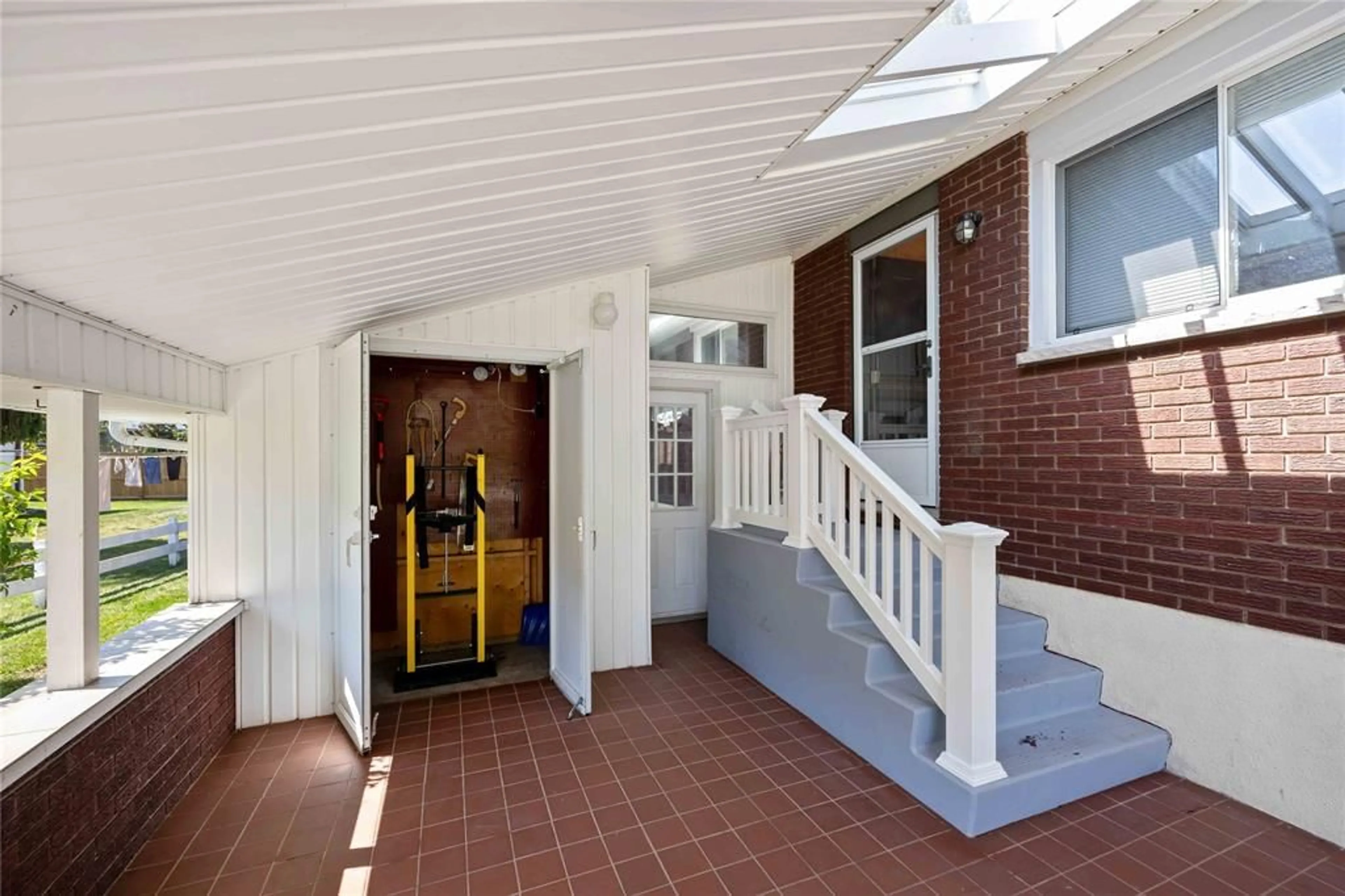 Indoor foyer for 961 Ennisclaire Dr, Sarnia Ontario N7V 3G8