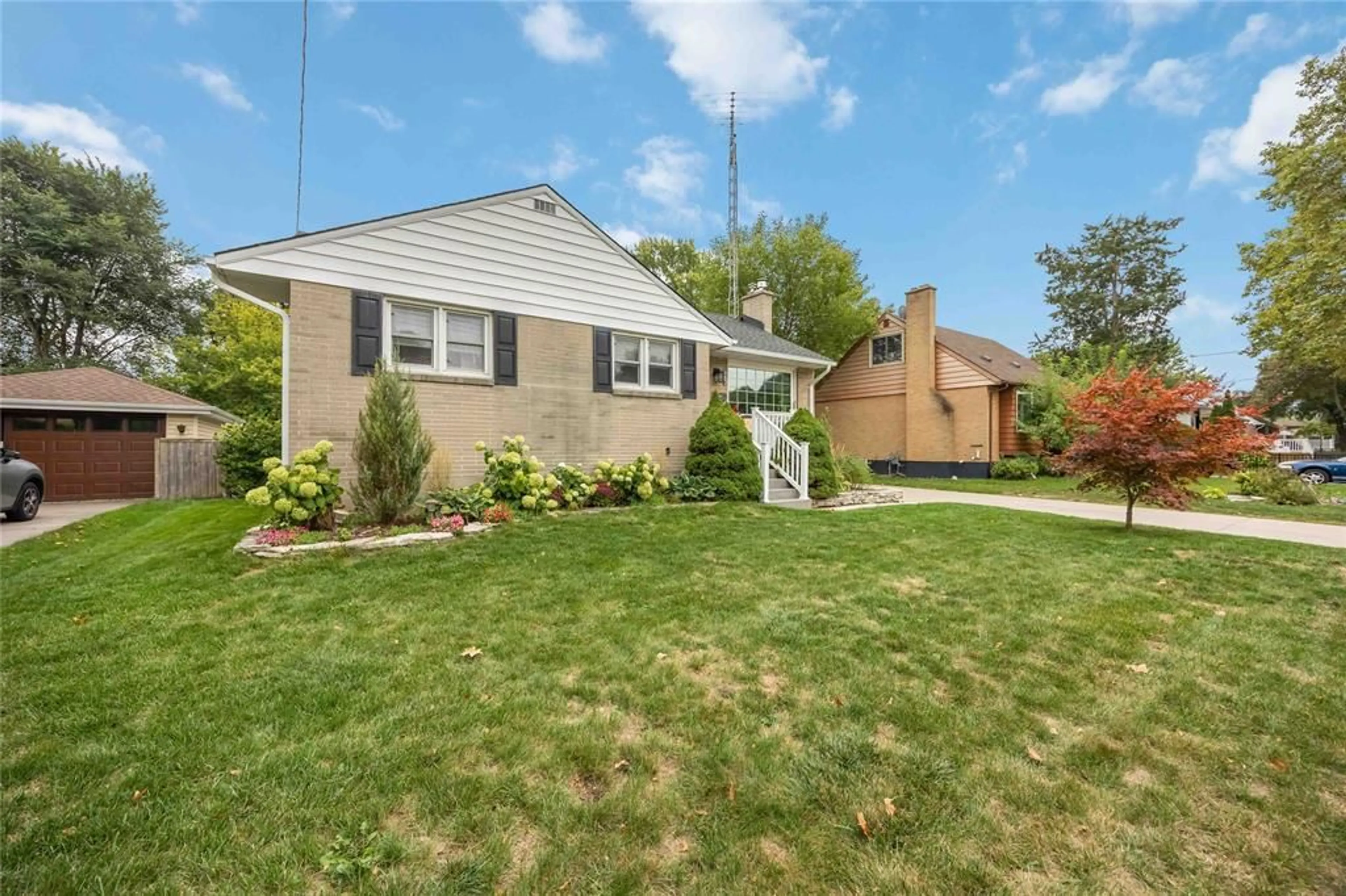 Home with vinyl exterior material, street for 982 Hagle St, Sarnia Ontario N7V 4A7