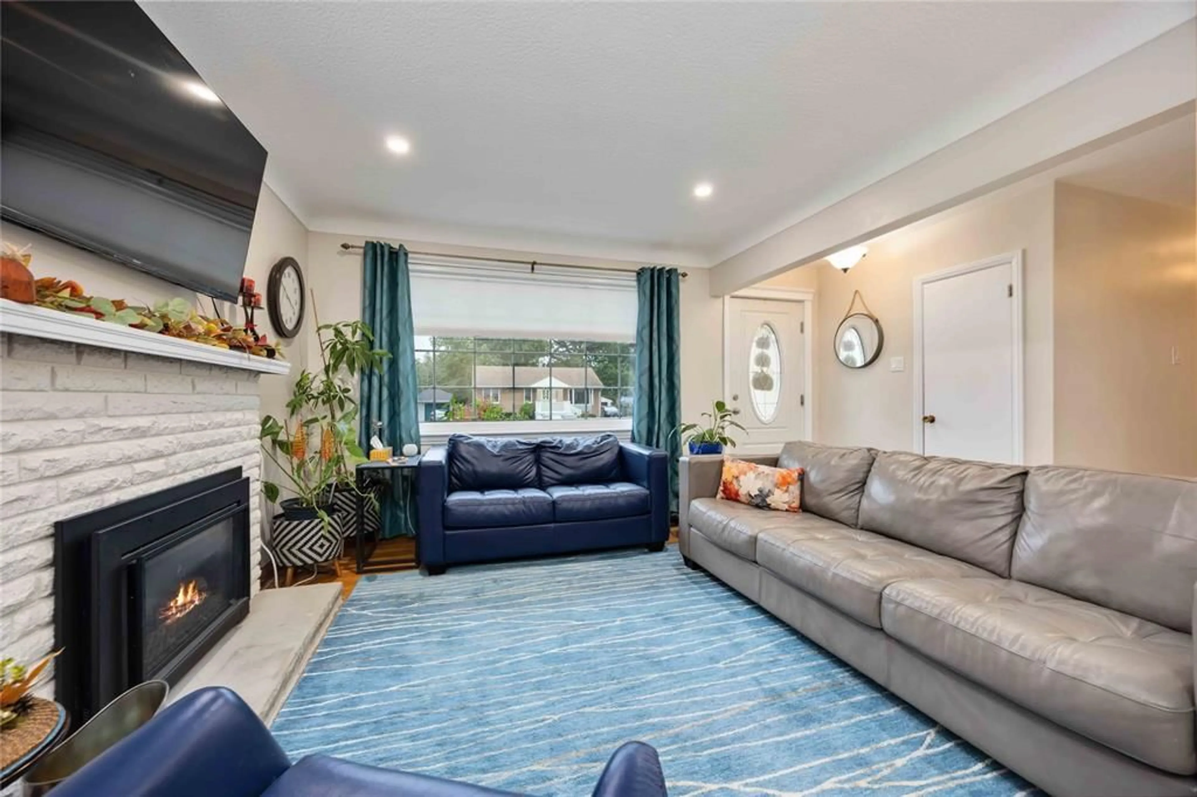 Living room with furniture, unknown for 982 Hagle St, Sarnia Ontario N7V 4A7