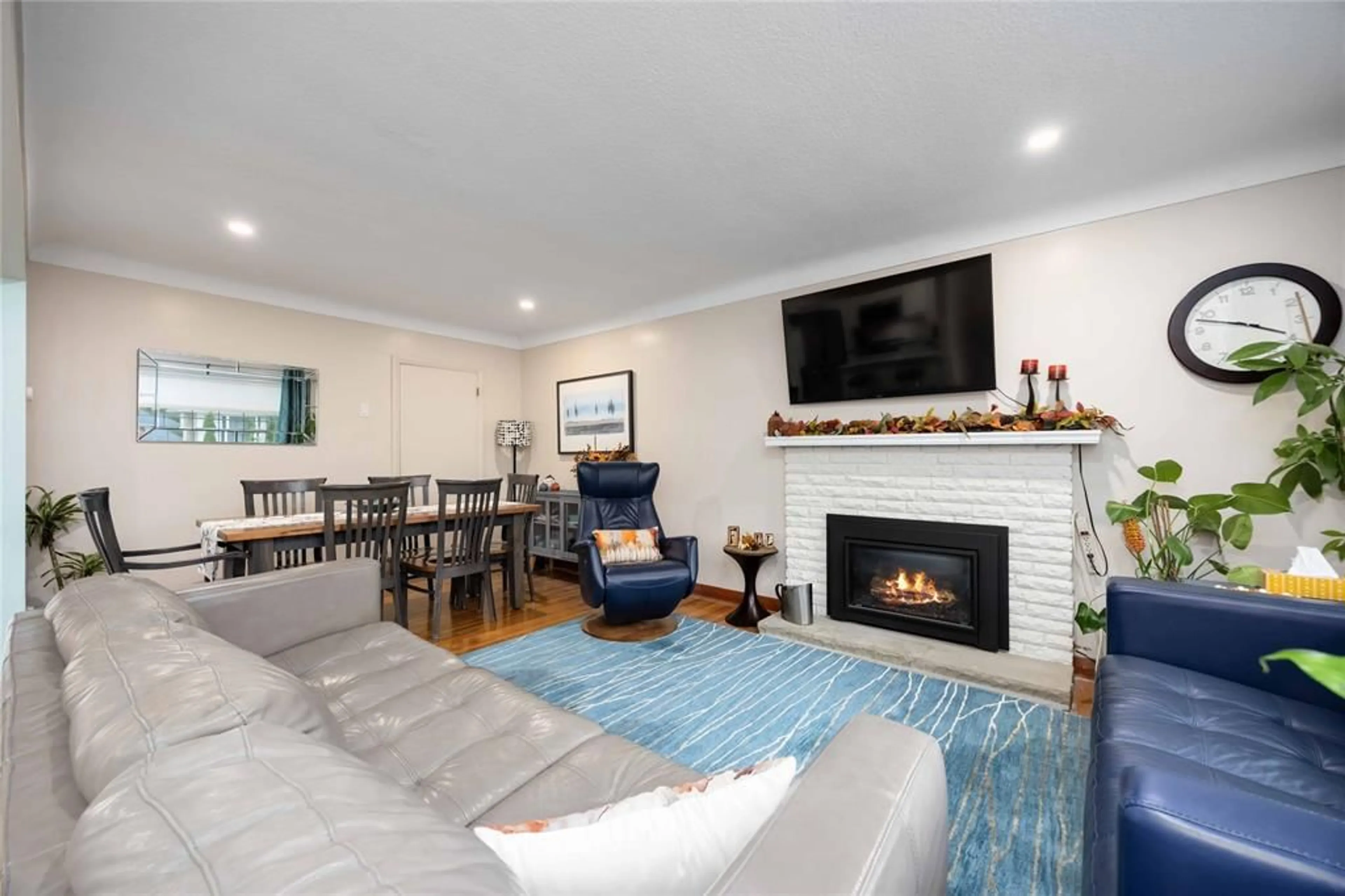 Living room with furniture, unknown for 982 Hagle St, Sarnia Ontario N7V 4A7