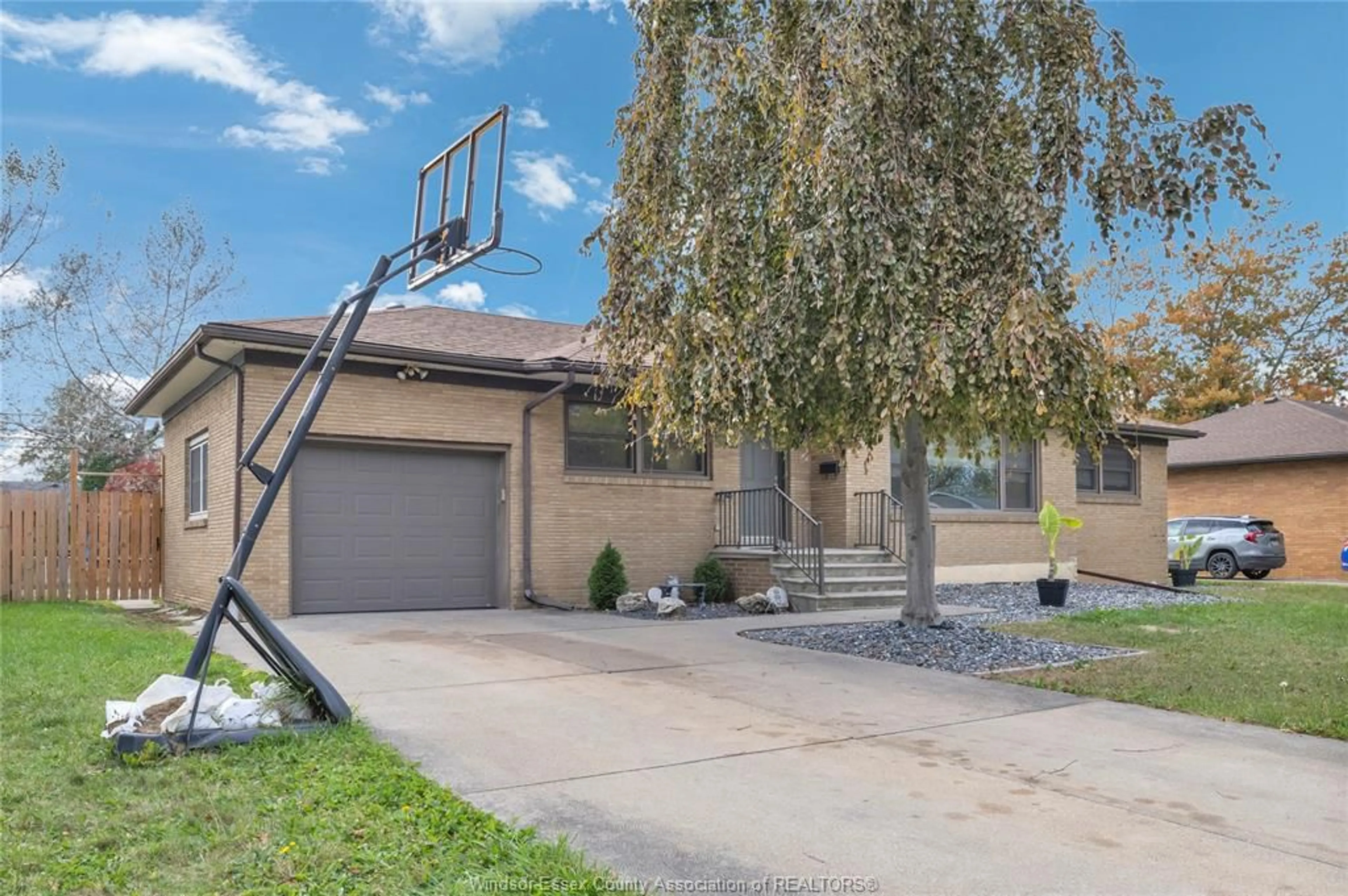 Unknown for 2539 Alexandra, Windsor Ontario N9E 2J4
