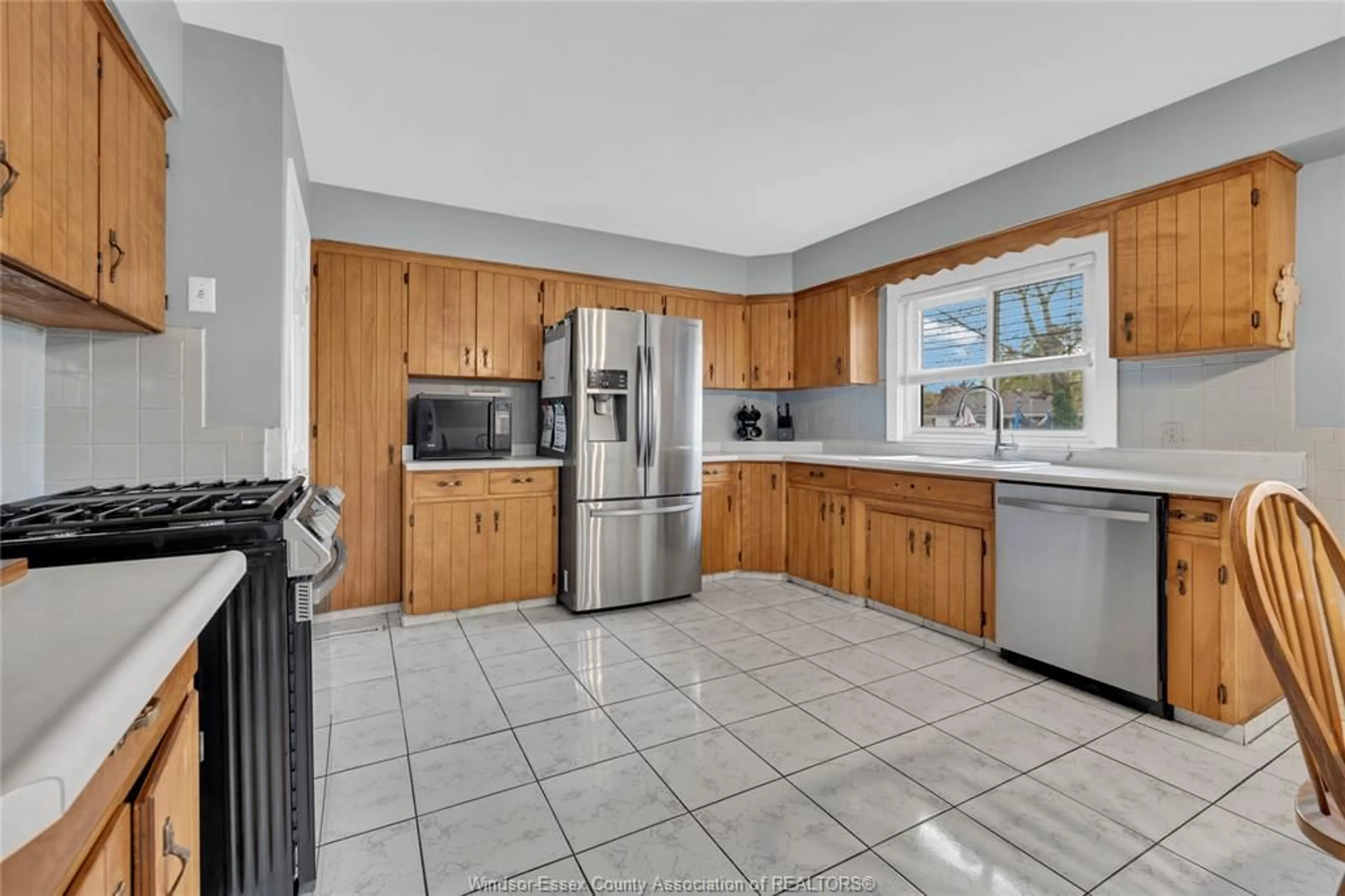 Unknown for 2539 Alexandra, Windsor Ontario N9E 2J4