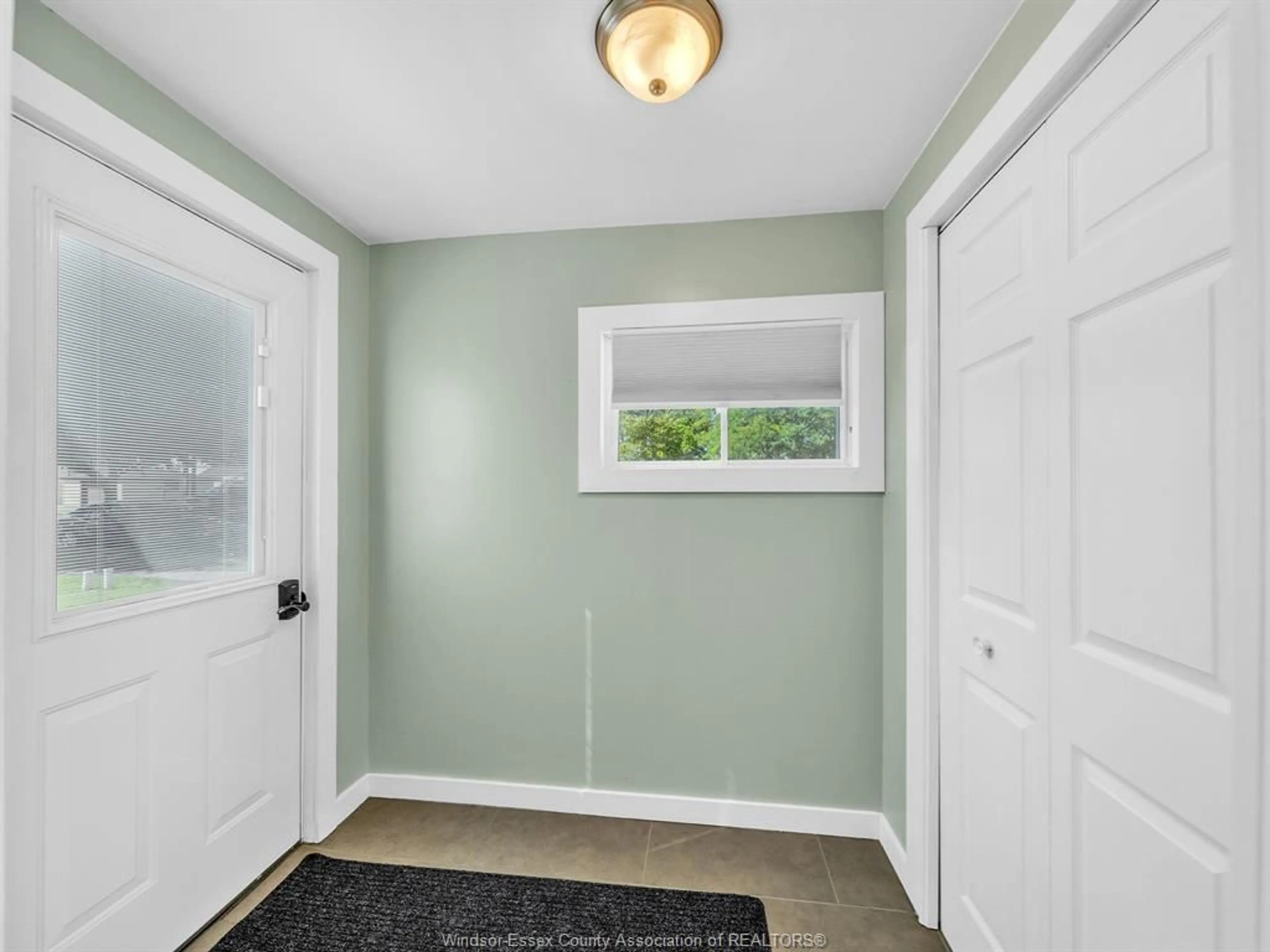 Indoor entryway for 34 Bowman Ave, Leamington Ontario N8H 2N9