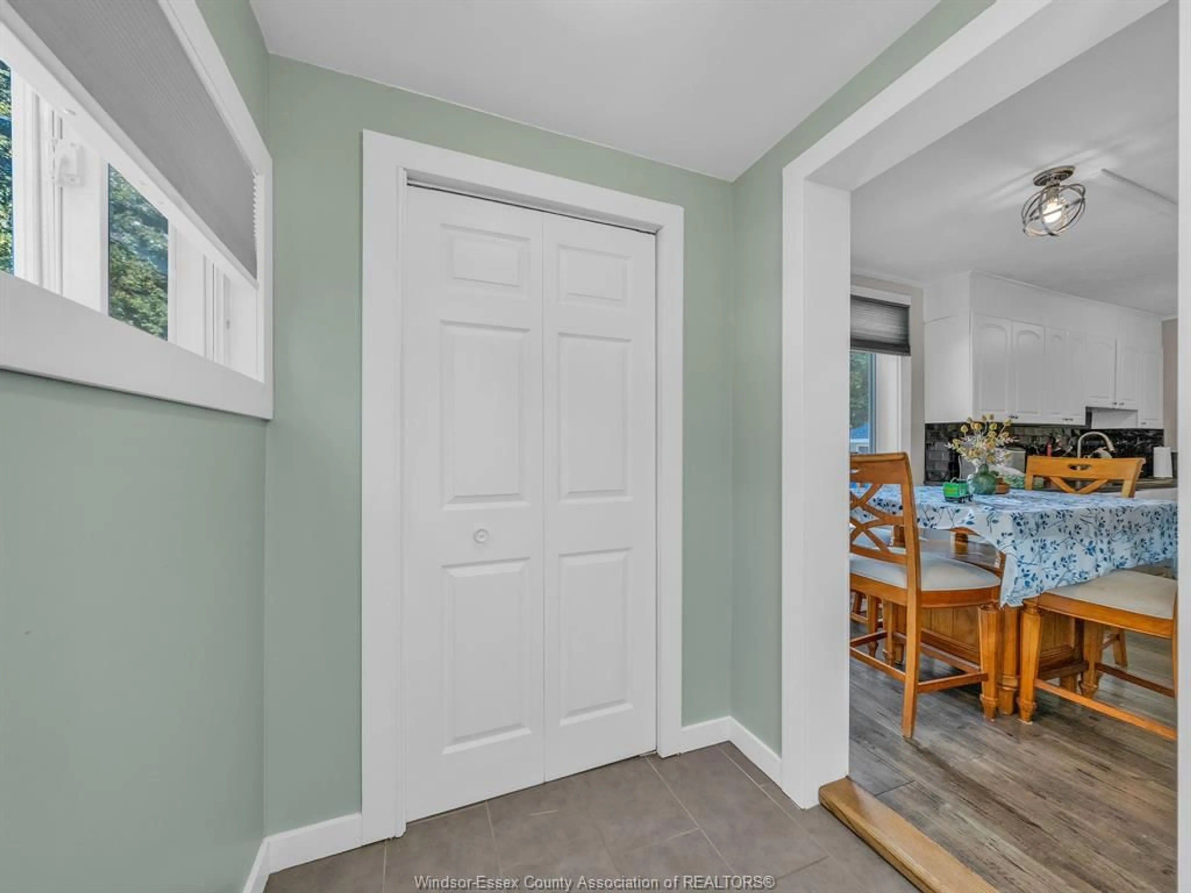 Indoor entryway for 34 Bowman Ave, Leamington Ontario N8H 2N9