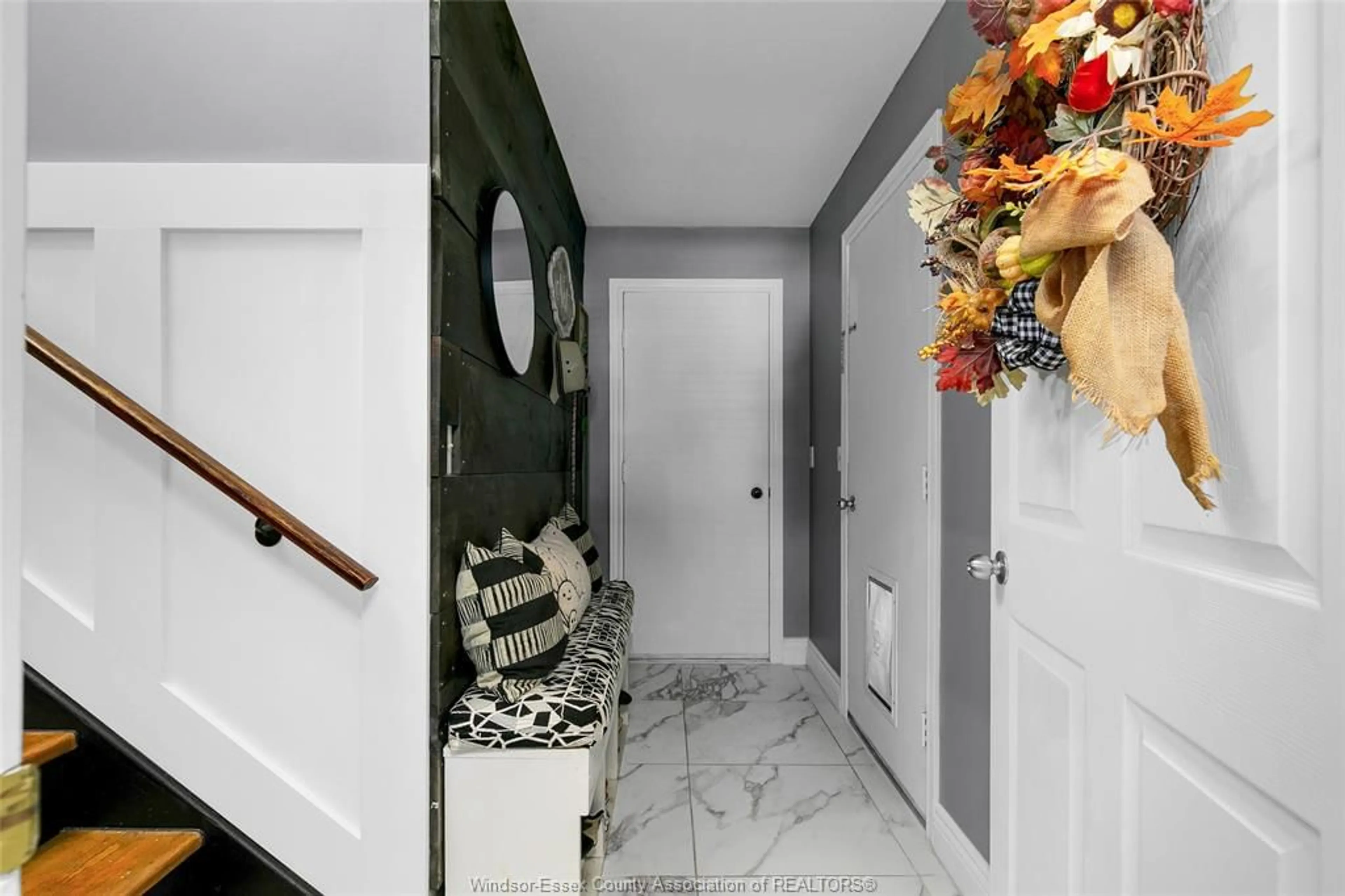 Indoor entryway for 630 ST CHARLES St, Belle River Ontario N0R 1A0