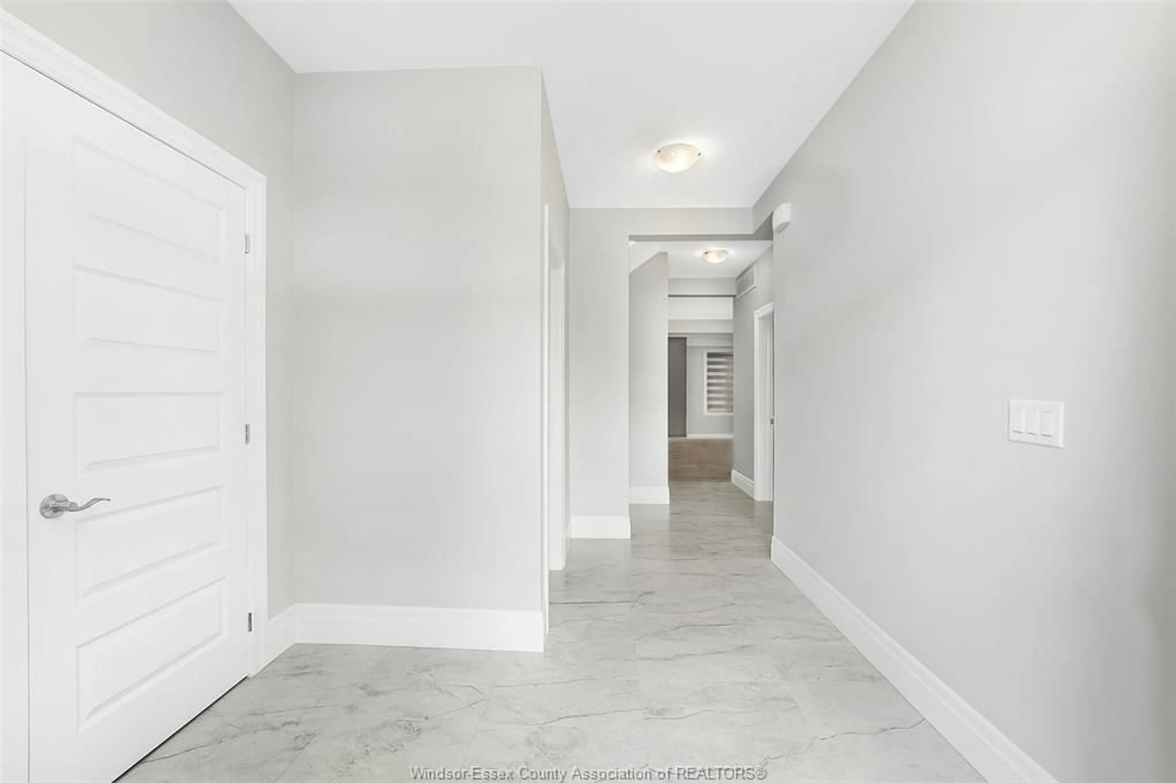 Indoor foyer for 112 REED St, Essex Ontario N8M 0B2