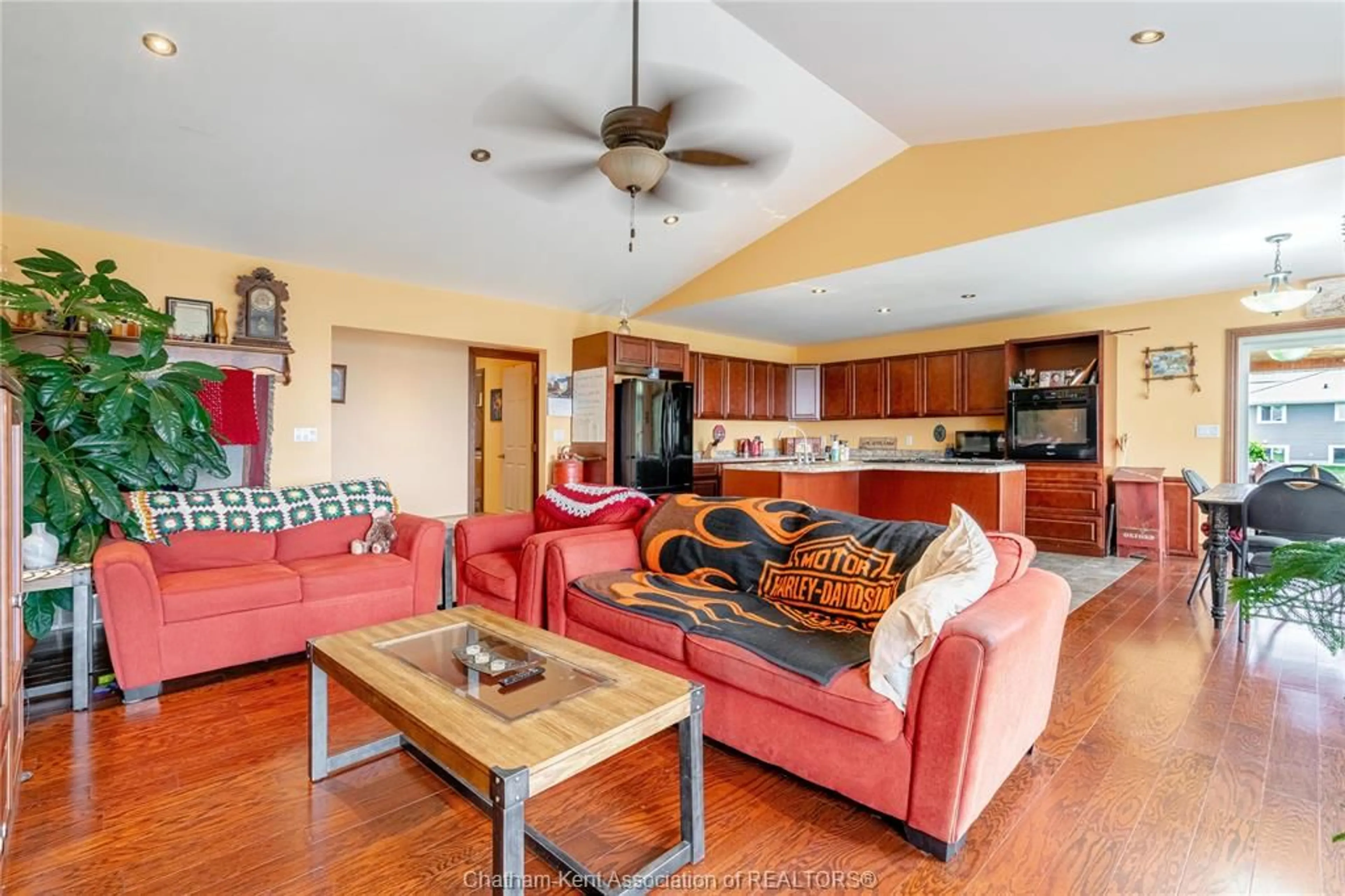 Living room with furniture, wood/laminate floor for 6490 TALBOT Trail, Merlin Ontario N0P 1W0
