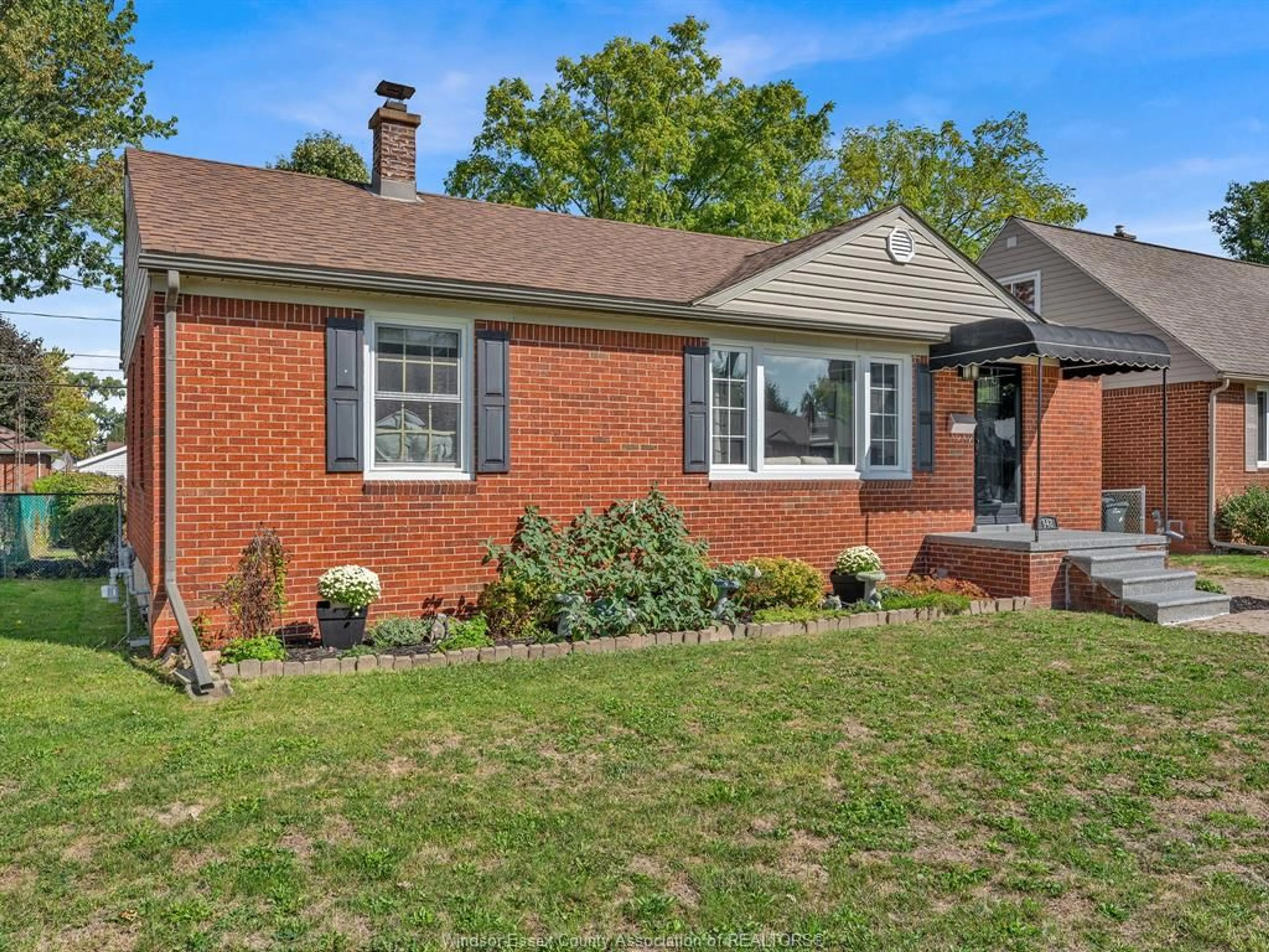 Home with brick exterior material, street for 942 ISABELLE, Windsor Ontario N8S 3B2