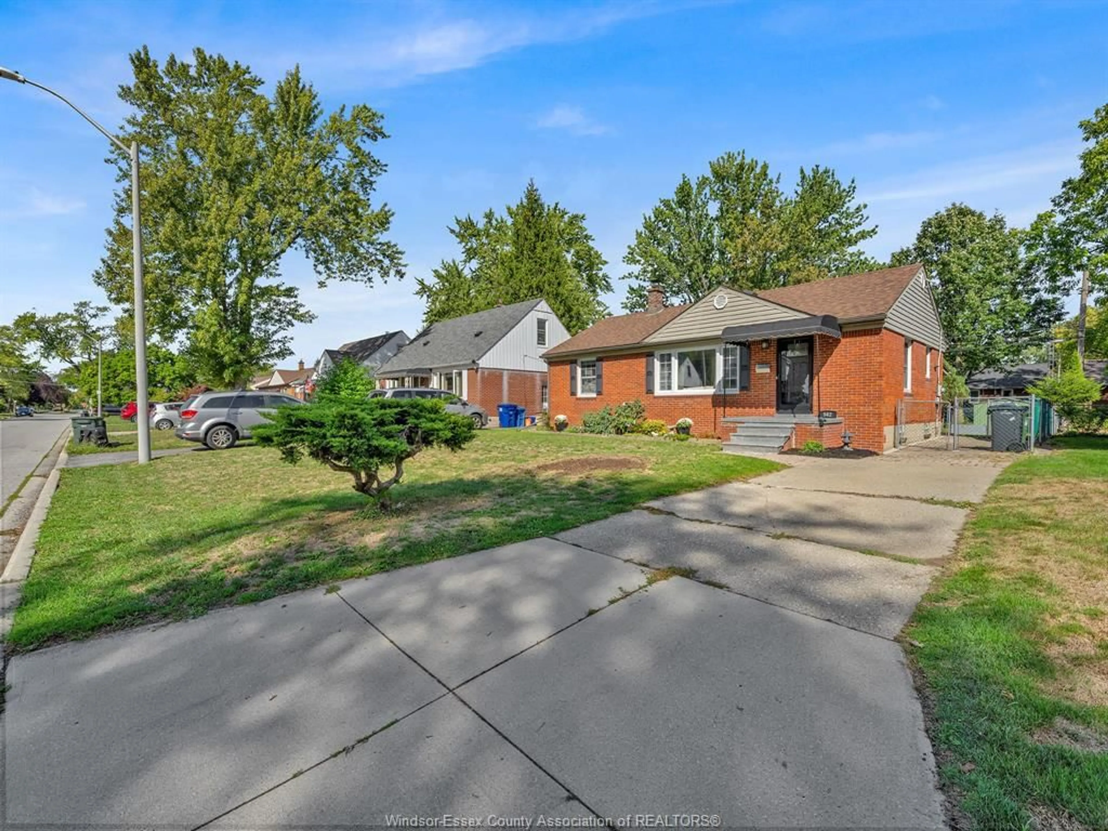 A pic from outside/outdoor area/front of a property/back of a property/a pic from drone, street for 942 ISABELLE, Windsor Ontario N8S 3B2