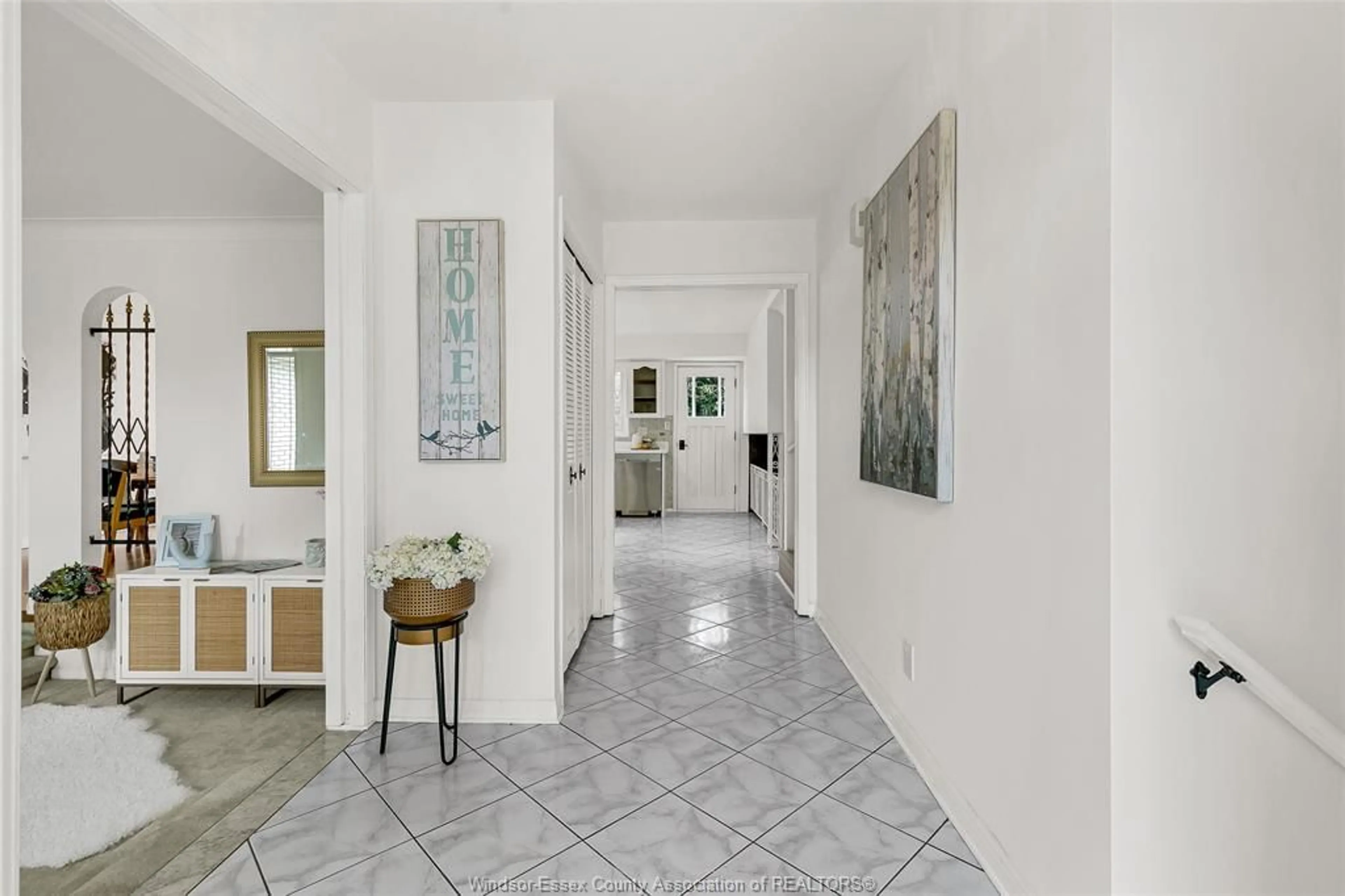 Indoor foyer for 4080 KENNEDY Dr, Windsor Ontario N9G 1X8