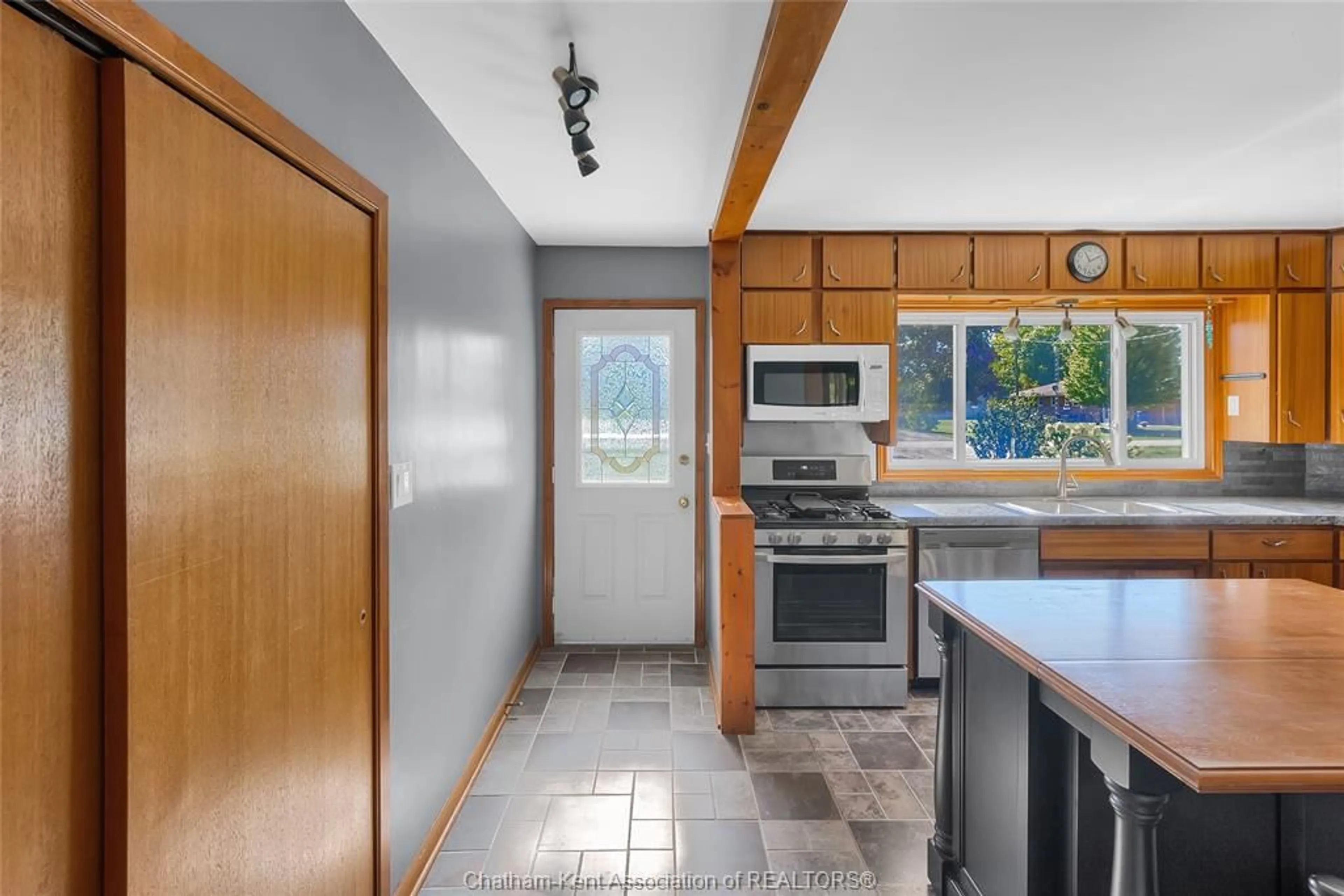 Standard kitchen, ceramic/tile floor for 104 Blake St, Merlin Ontario N0P 1W0