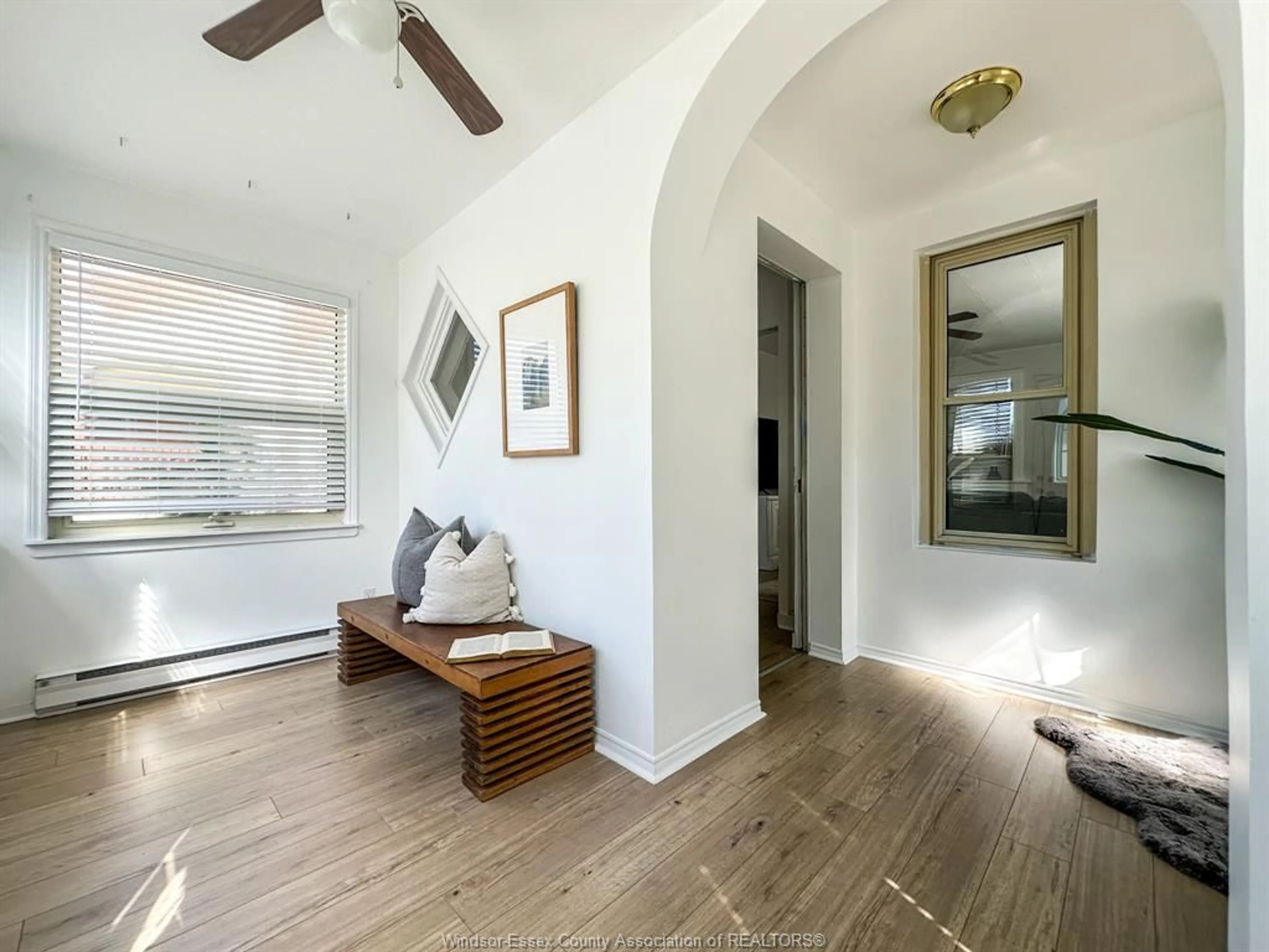 Indoor entryway for 25 ALICE ST N, Essex Ontario N8M 1C8