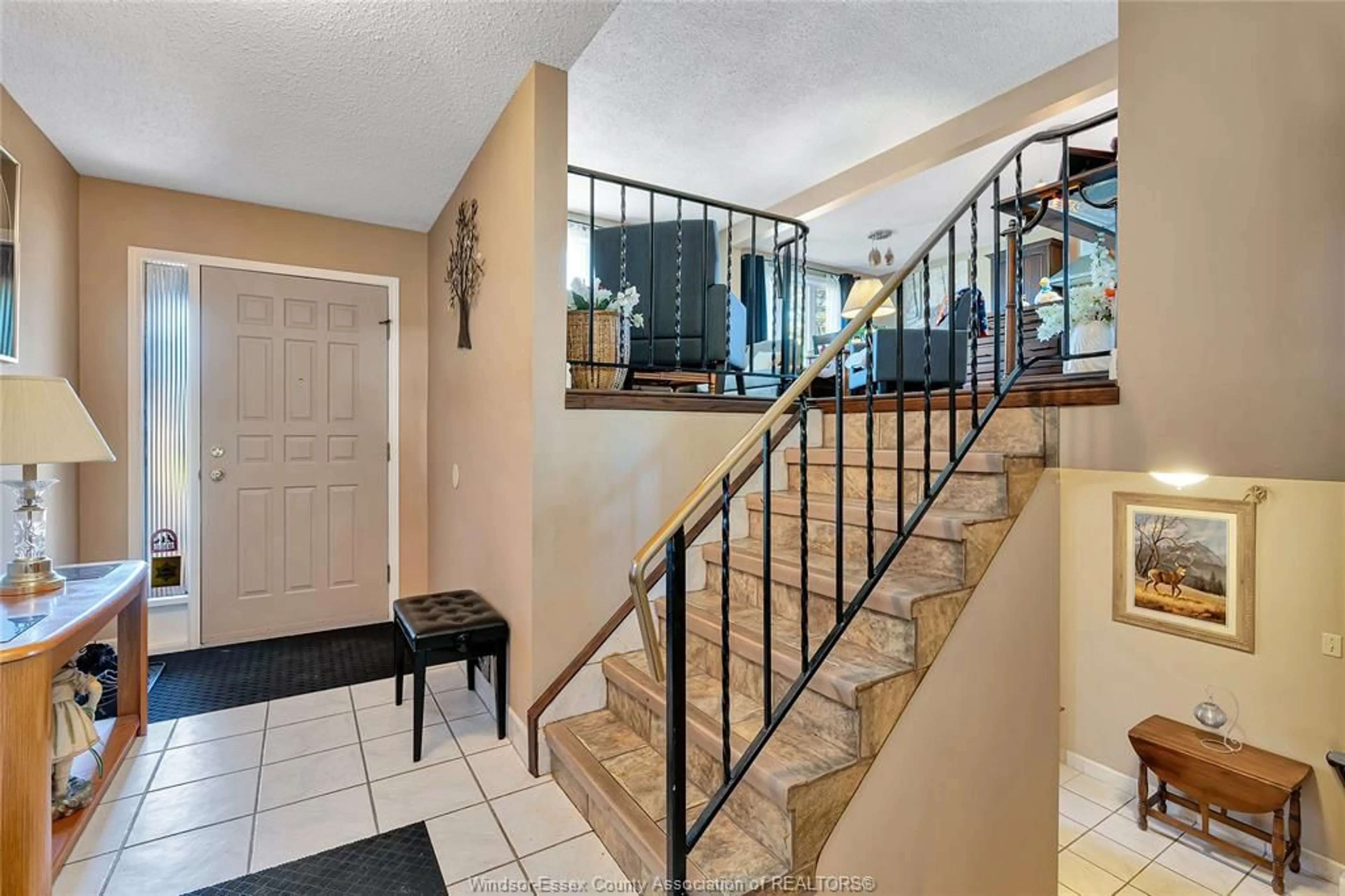 Indoor foyer for 363 ST.LOUIS, Belle River Ontario N0R 1A0