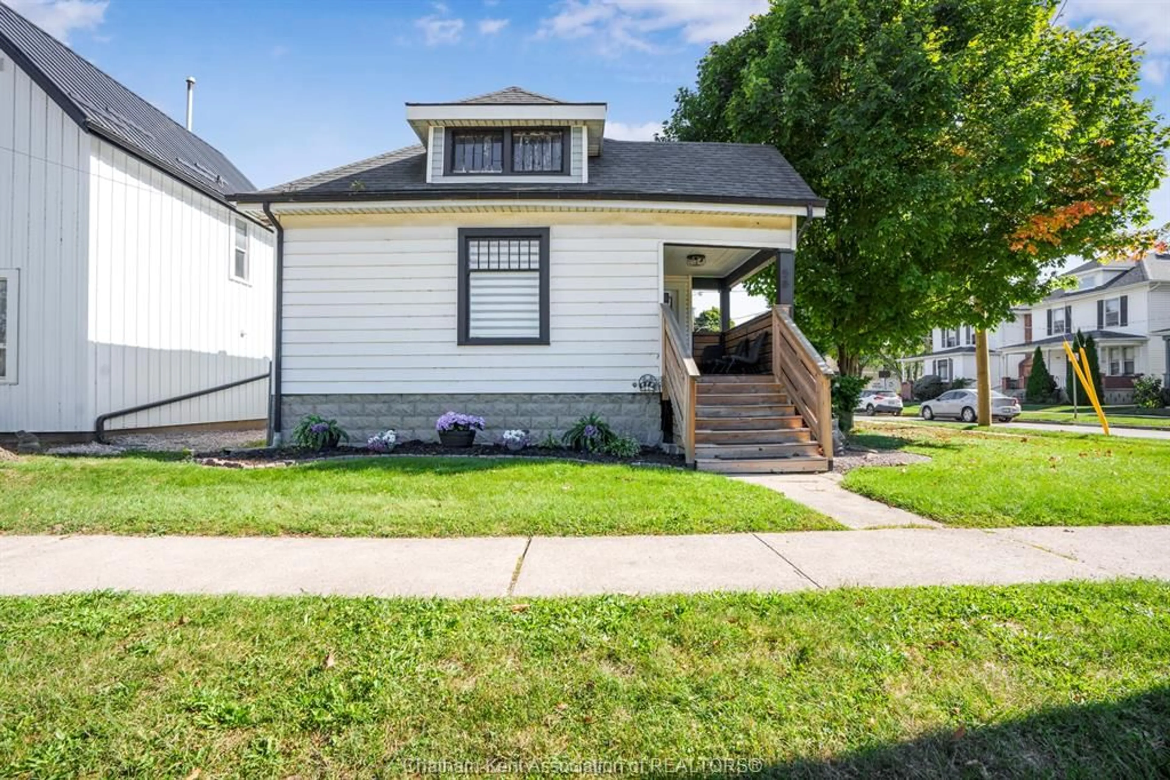 Home with vinyl exterior material, street for 58 Forest St, Chatham Ontario N7L 2A2
