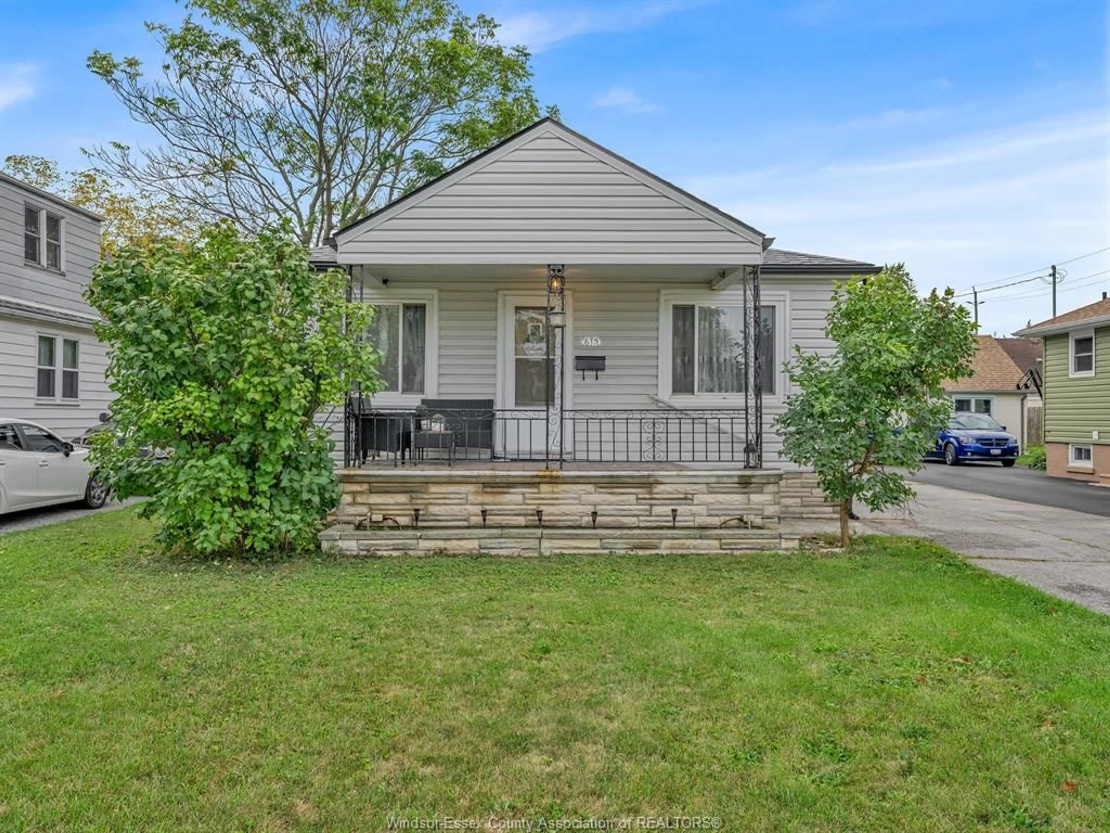 A pic from outside/outdoor area/front of a property/back of a property/a pic from drone, street for 615 BENSETTE St, Windsor Ontario N8X 2Y8
