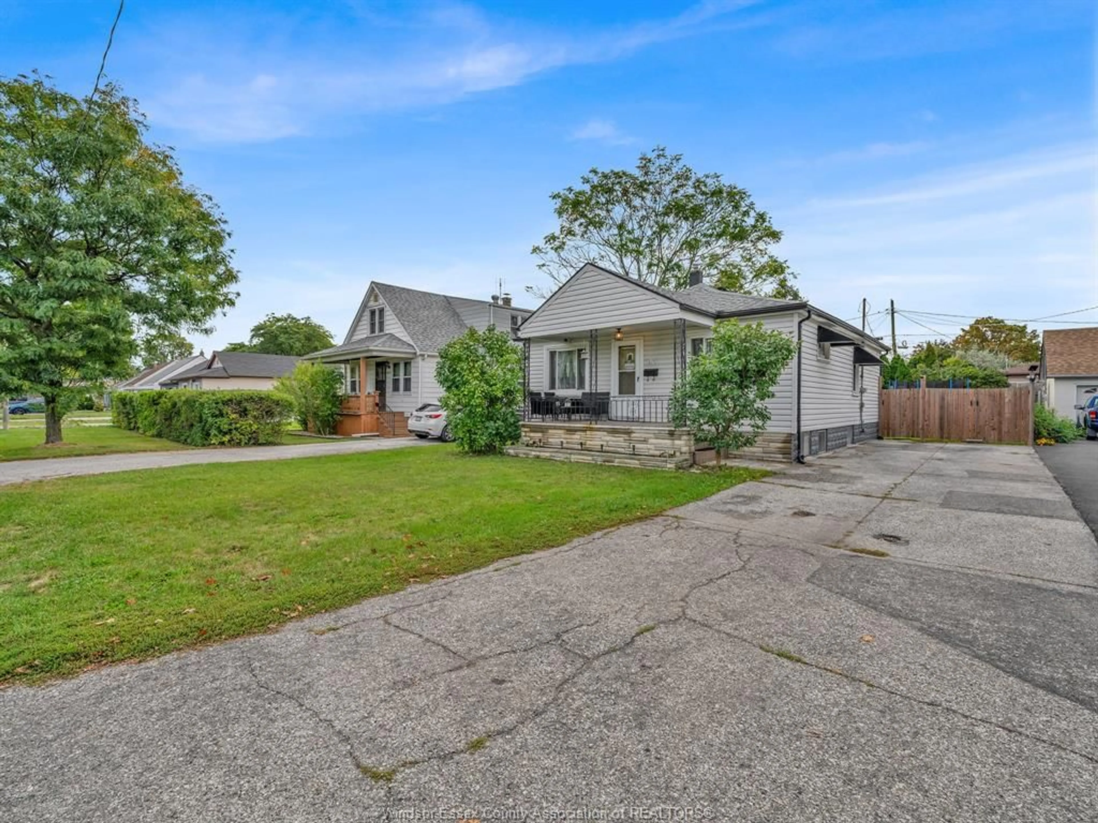 A pic from outside/outdoor area/front of a property/back of a property/a pic from drone, street for 615 BENSETTE St, Windsor Ontario N8X 2Y8