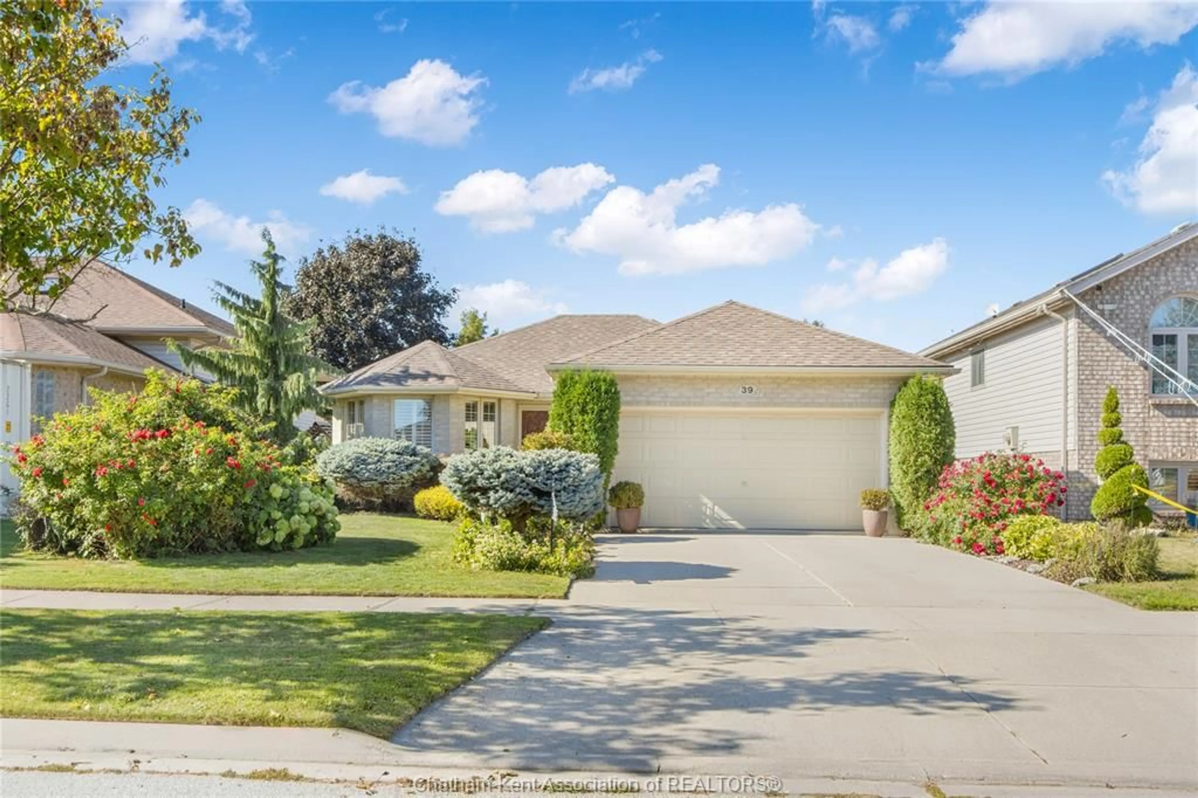 A pic from outside/outdoor area/front of a property/back of a property/a pic from drone, street for 39 WINDFIELD Cres, Chatham Ontario N7L 5L3