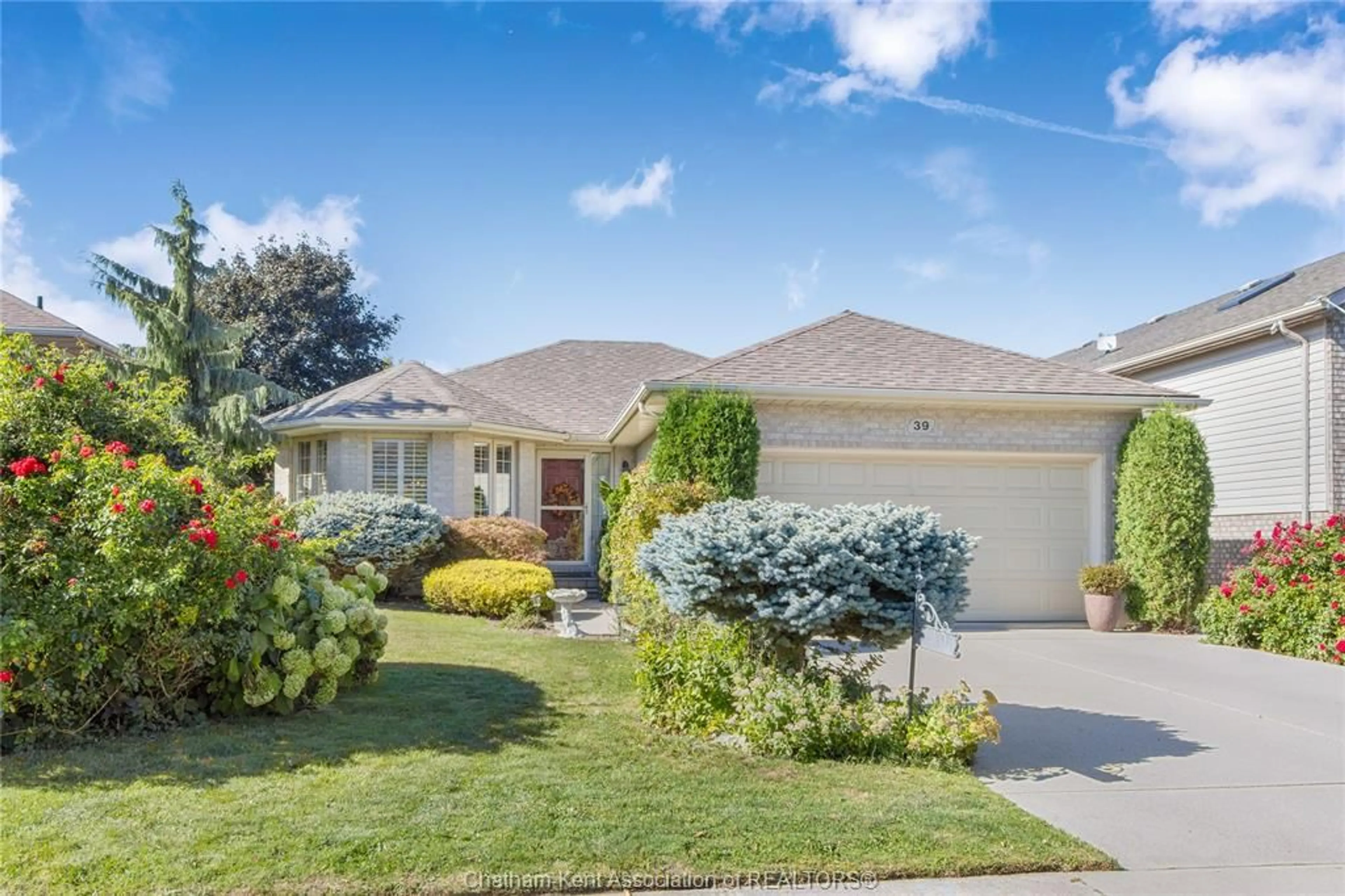 Home with vinyl exterior material, street for 39 WINDFIELD Cres, Chatham Ontario N7L 5L3