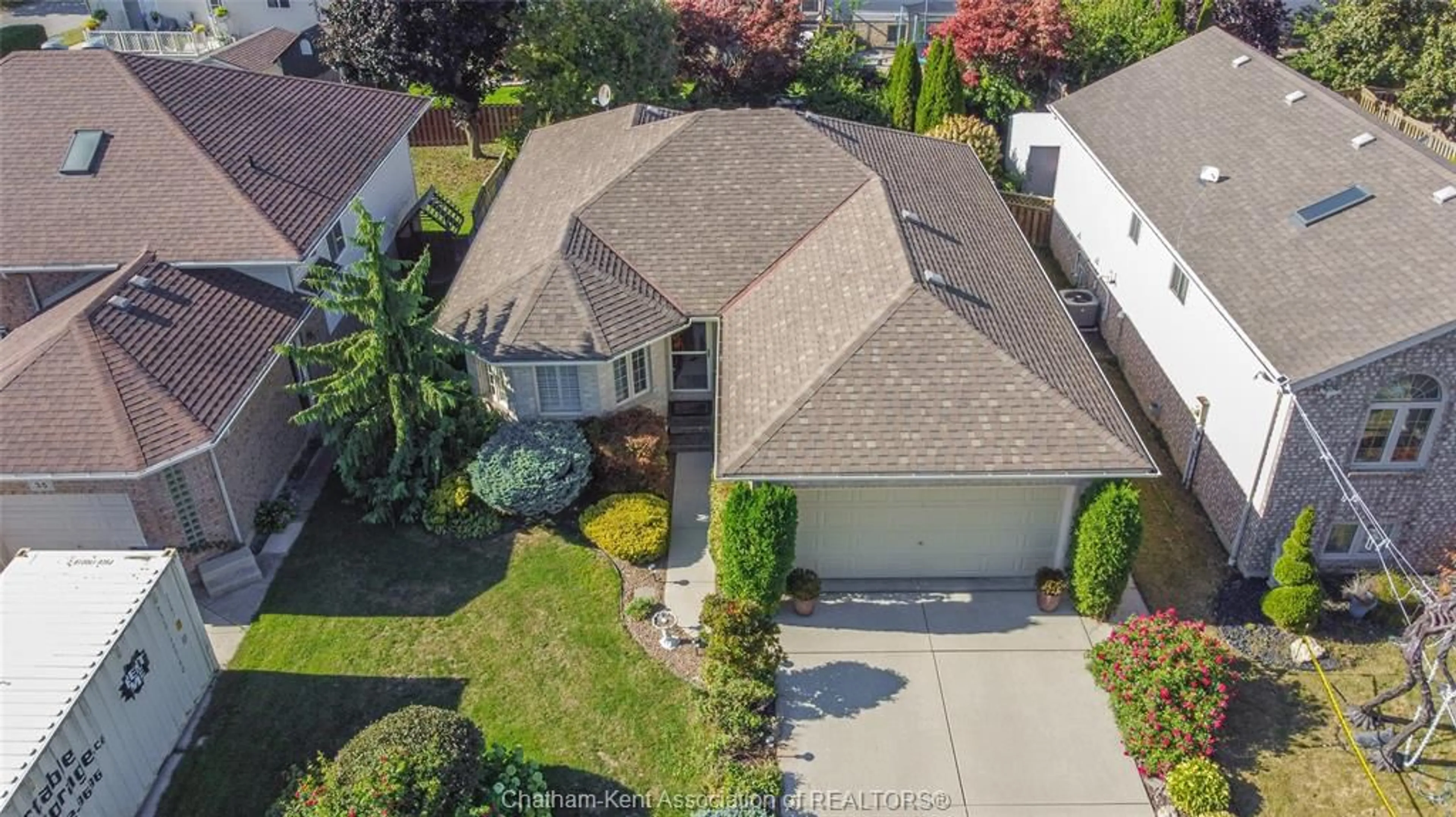 A pic from outside/outdoor area/front of a property/back of a property/a pic from drone, street for 39 WINDFIELD Cres, Chatham Ontario N7L 5L3