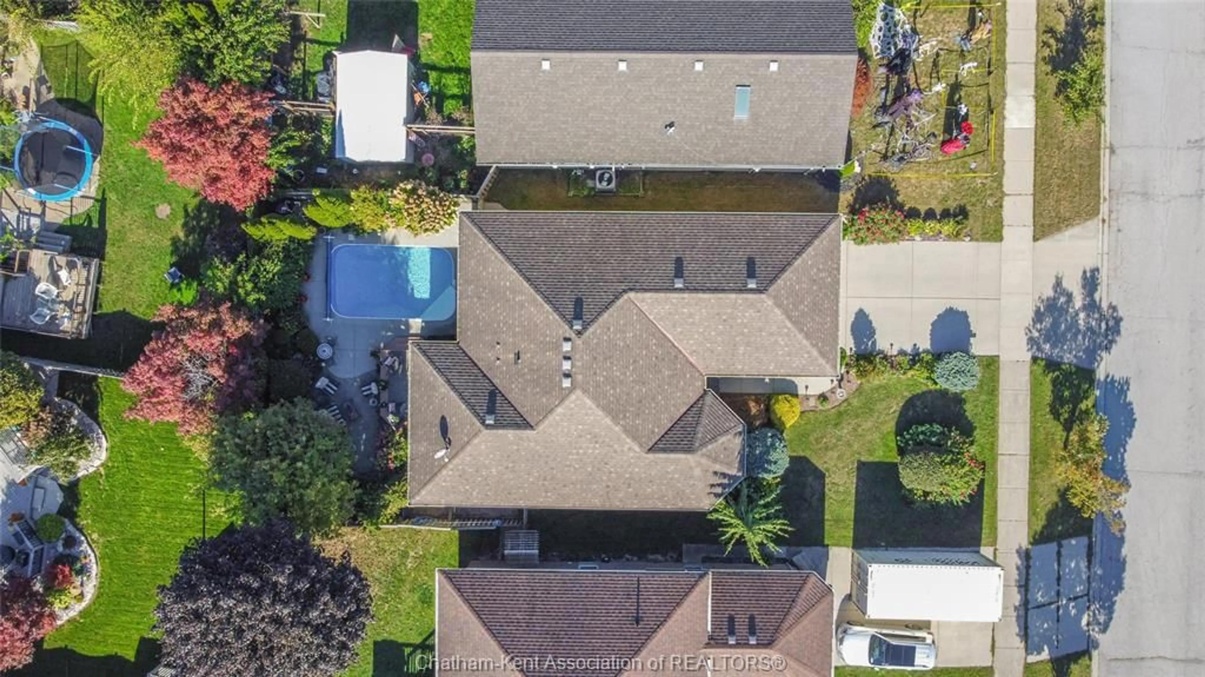 A pic from outside/outdoor area/front of a property/back of a property/a pic from drone, street for 39 WINDFIELD Cres, Chatham Ontario N7L 5L3