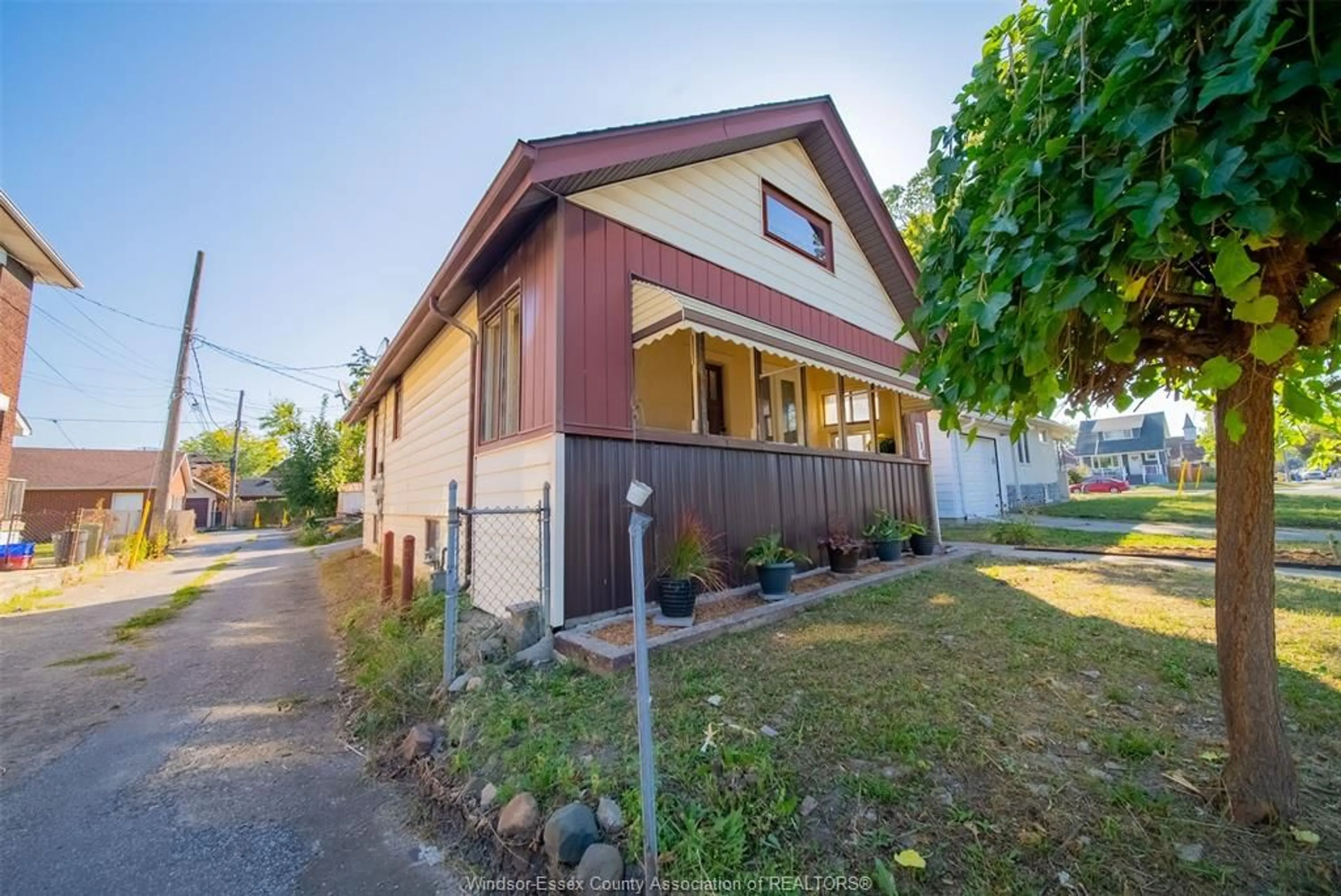 A pic from outside/outdoor area/front of a property/back of a property/a pic from drone, street for 1186 PIERRE Ave, Windsor Ontario N9A 2L4