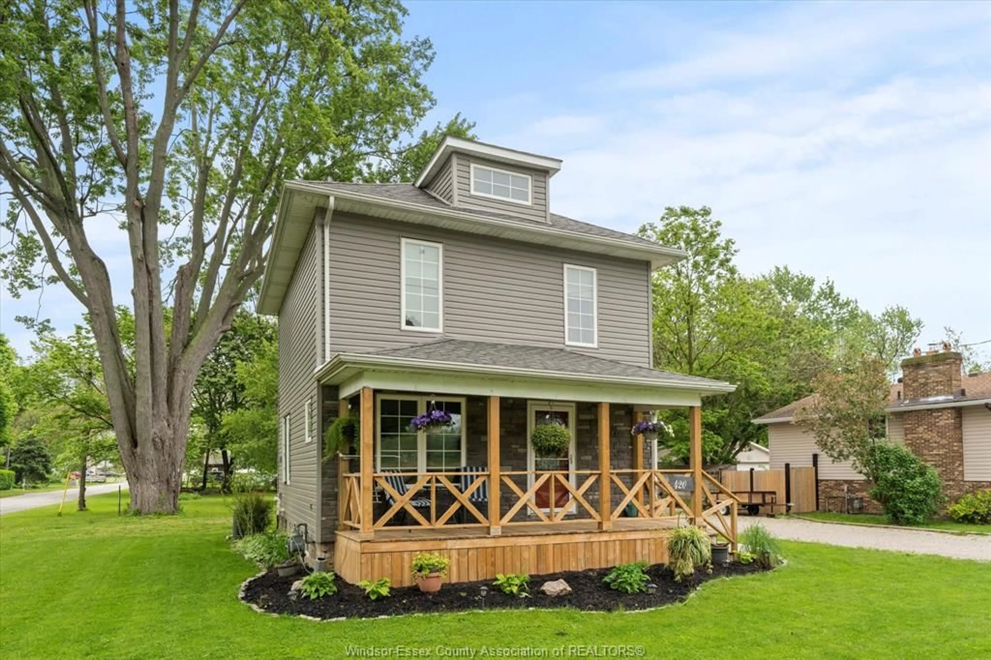Home with vinyl exterior material, unknown for 420 DUNN Rd, Essex Ontario N0R 1G0
