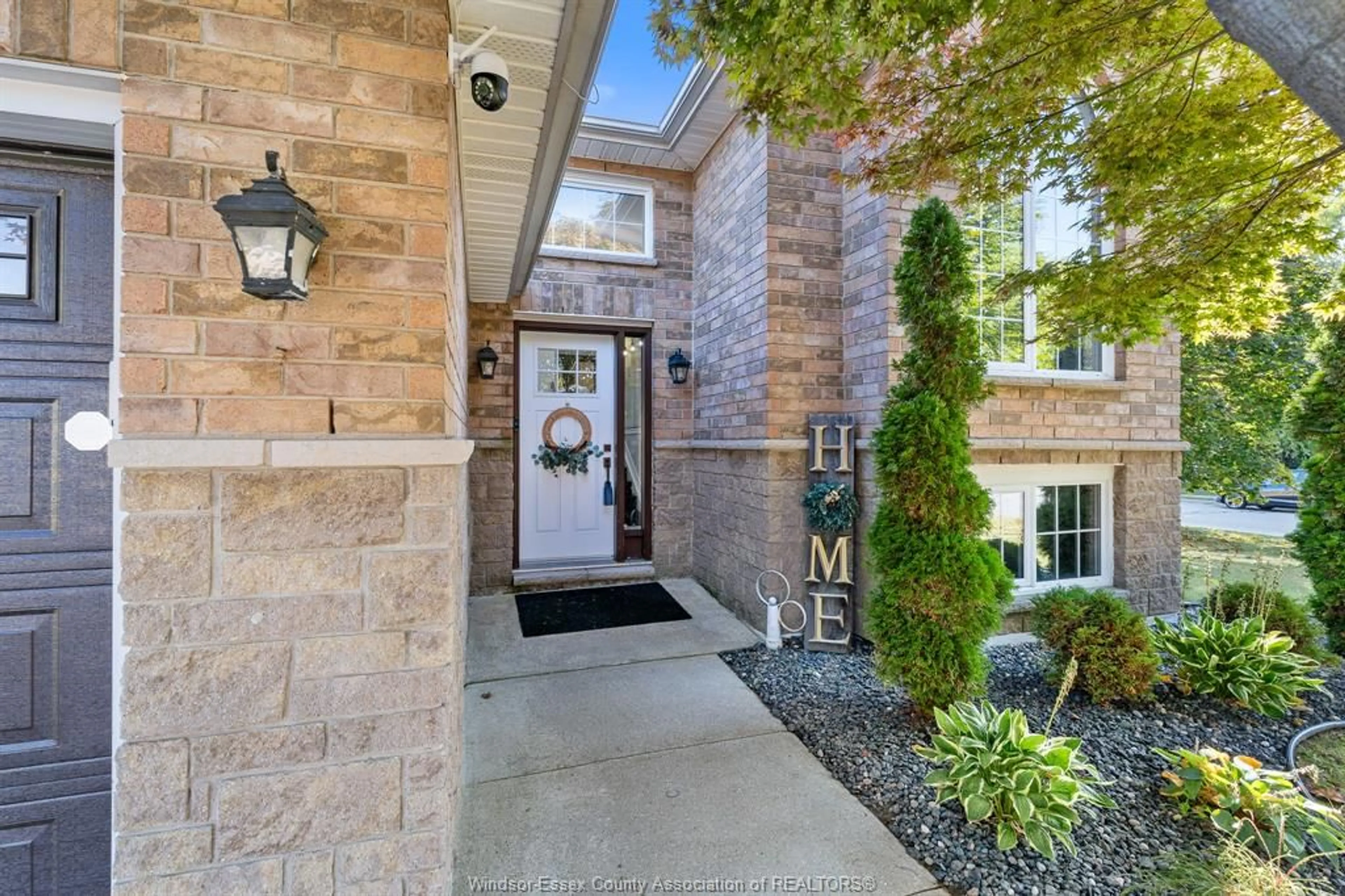 Indoor entryway for 141 Walker Dr, Kingsville Ontario N9Y 3Z6