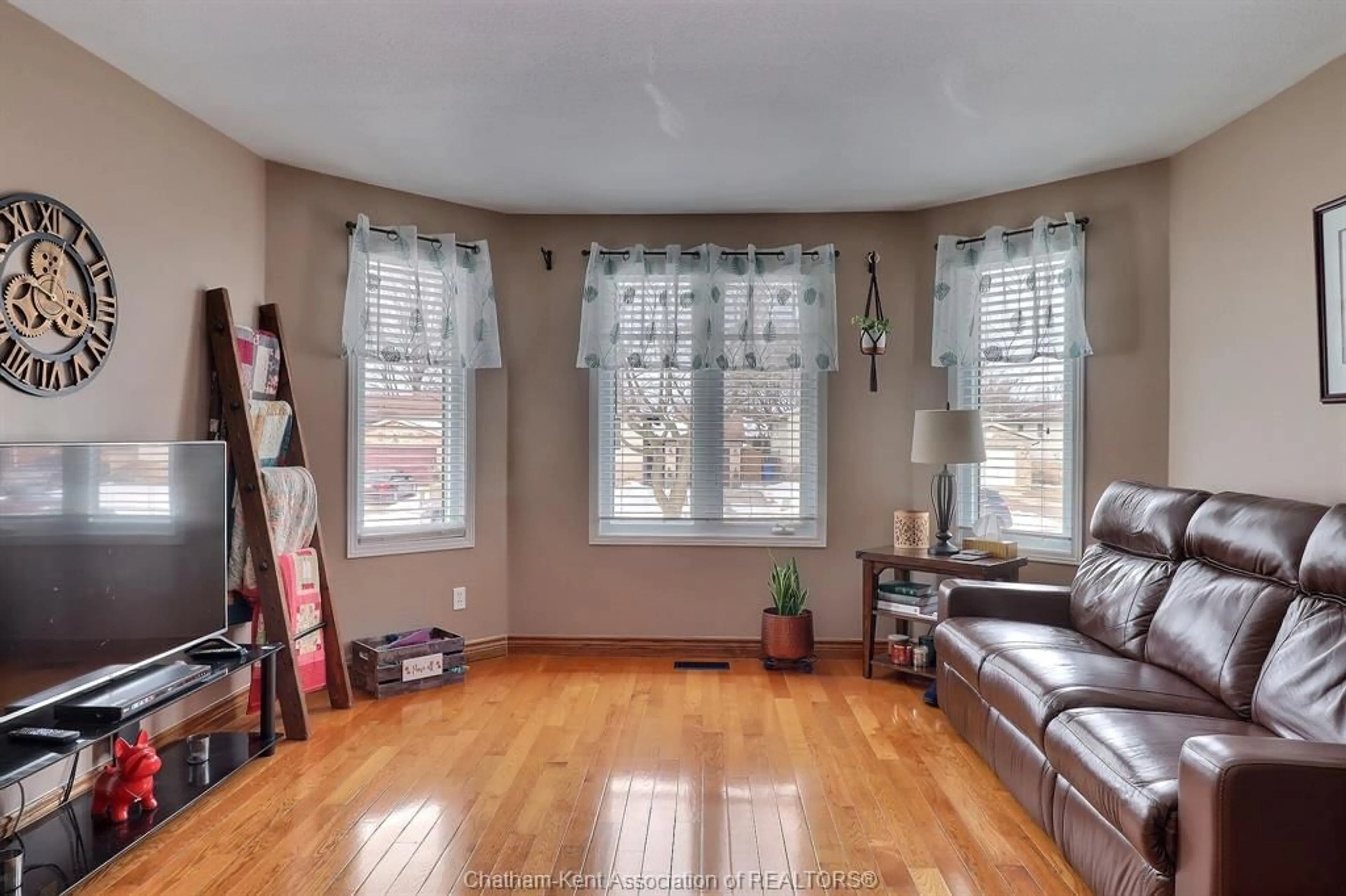 Living room with furniture, unknown for 292 Valley Rd, Chatham Ontario N7L 4Y3