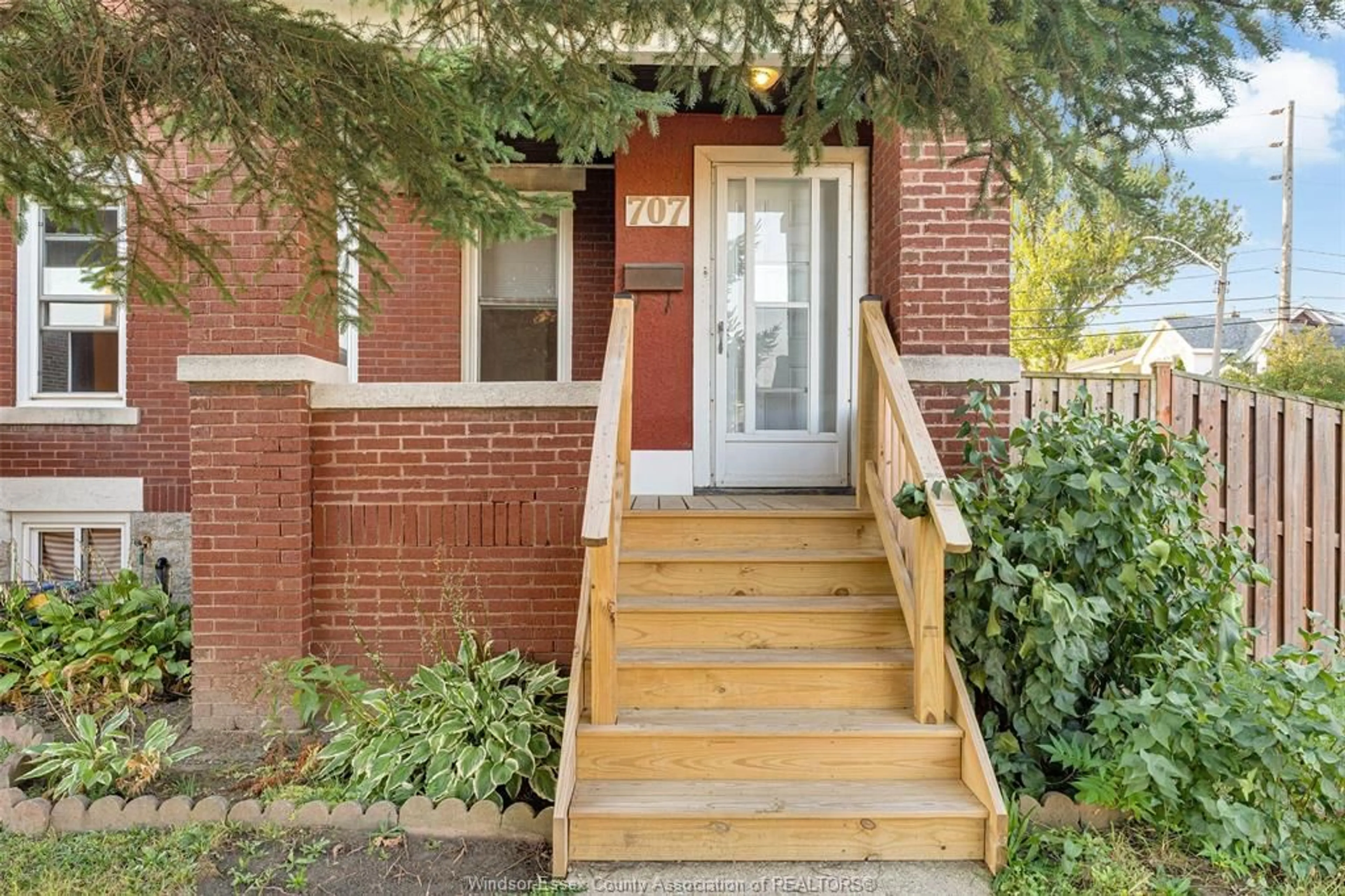 Indoor entryway for 707-715 GILES Blvd, Windsor Ontario N9A 4E5