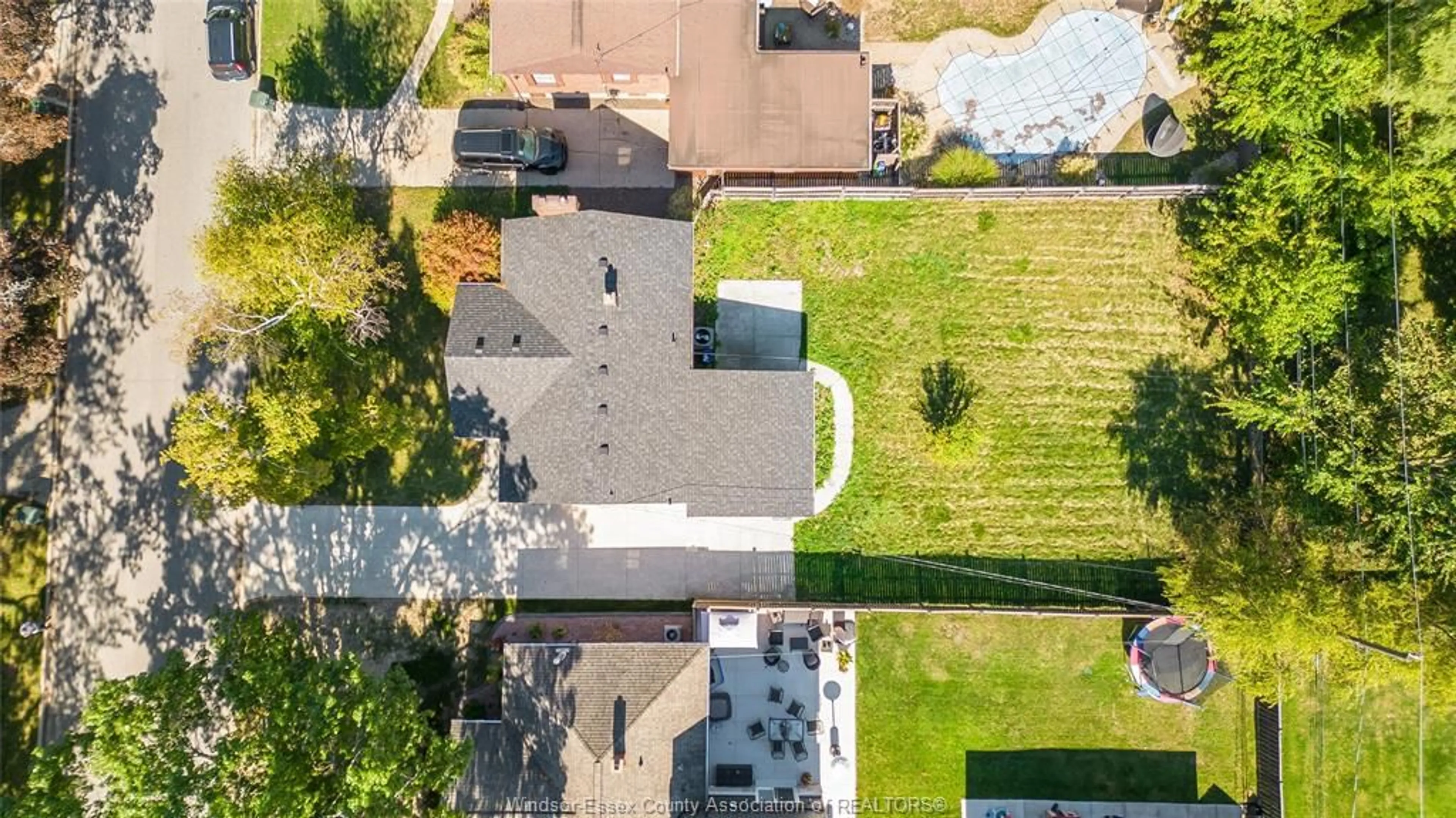 A pic from outside/outdoor area/front of a property/back of a property/a pic from drone, street for 3162 CURRY Ave, Windsor Ontario N9E 2T3