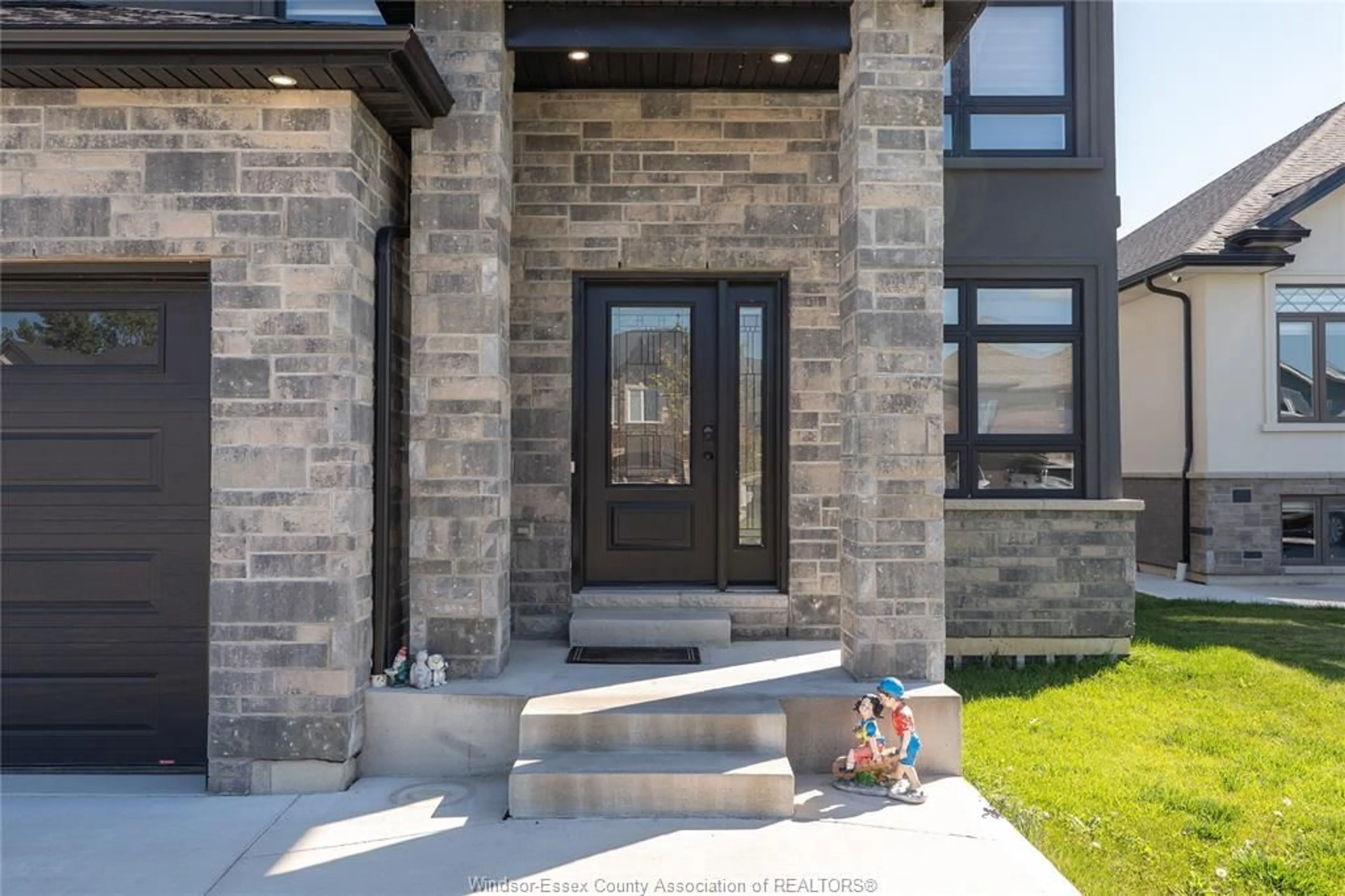 Indoor entryway for 197 SPRING, Lakeshore Ontario N8L 0G7