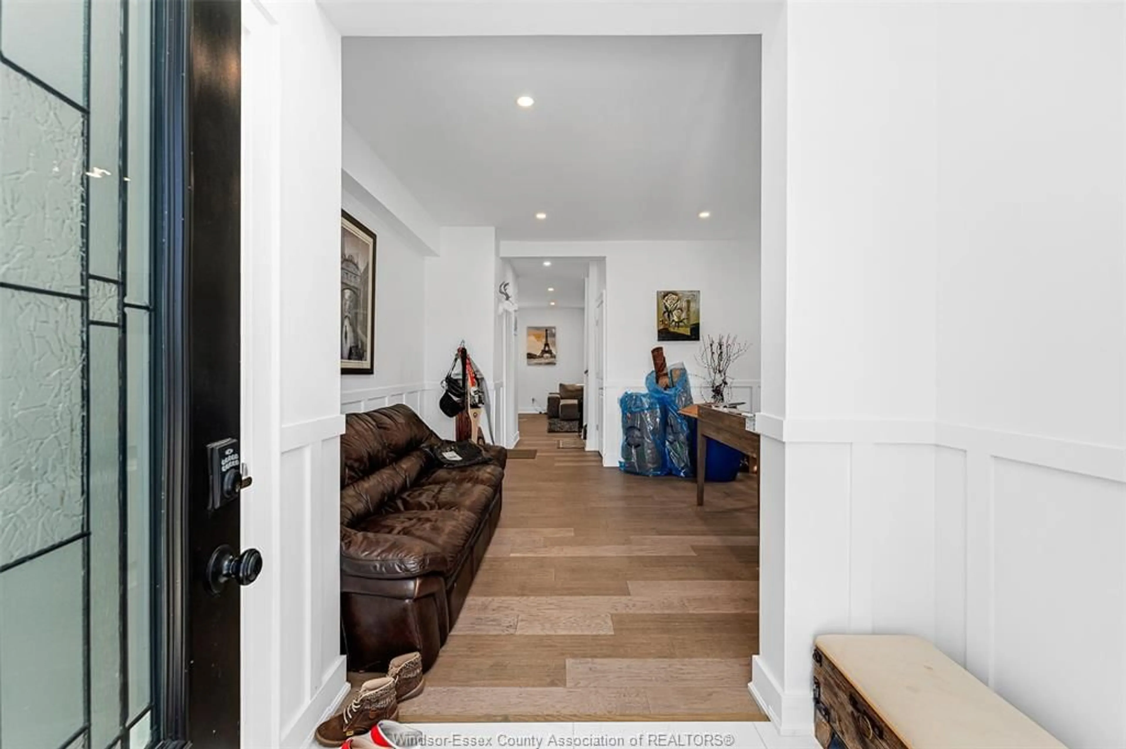 Indoor foyer for 197 SPRING, Lakeshore Ontario N8L 0G7
