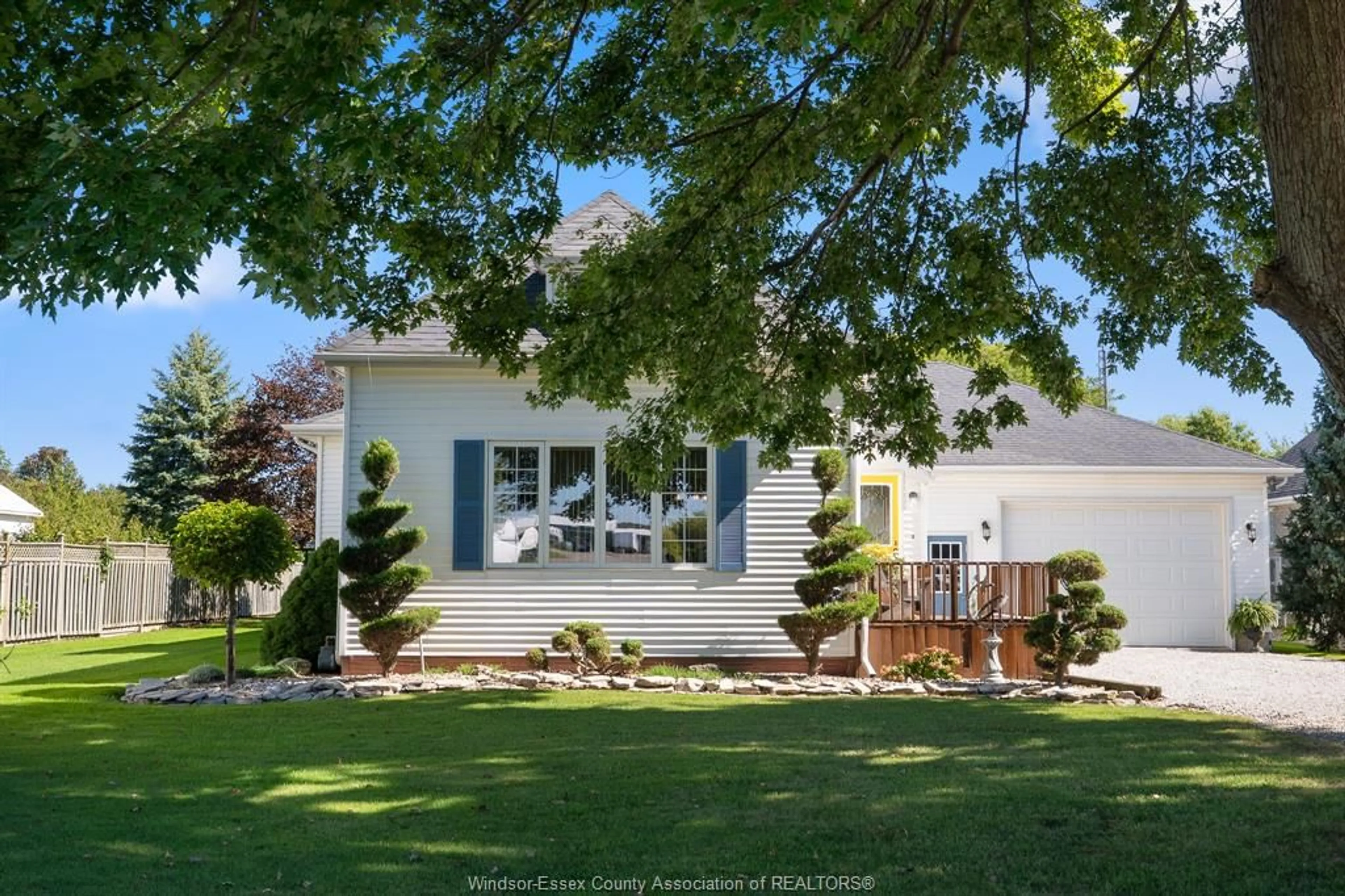 Home with vinyl exterior material, street for 21098 Erie St, Wheatley Ontario N0P 2P0