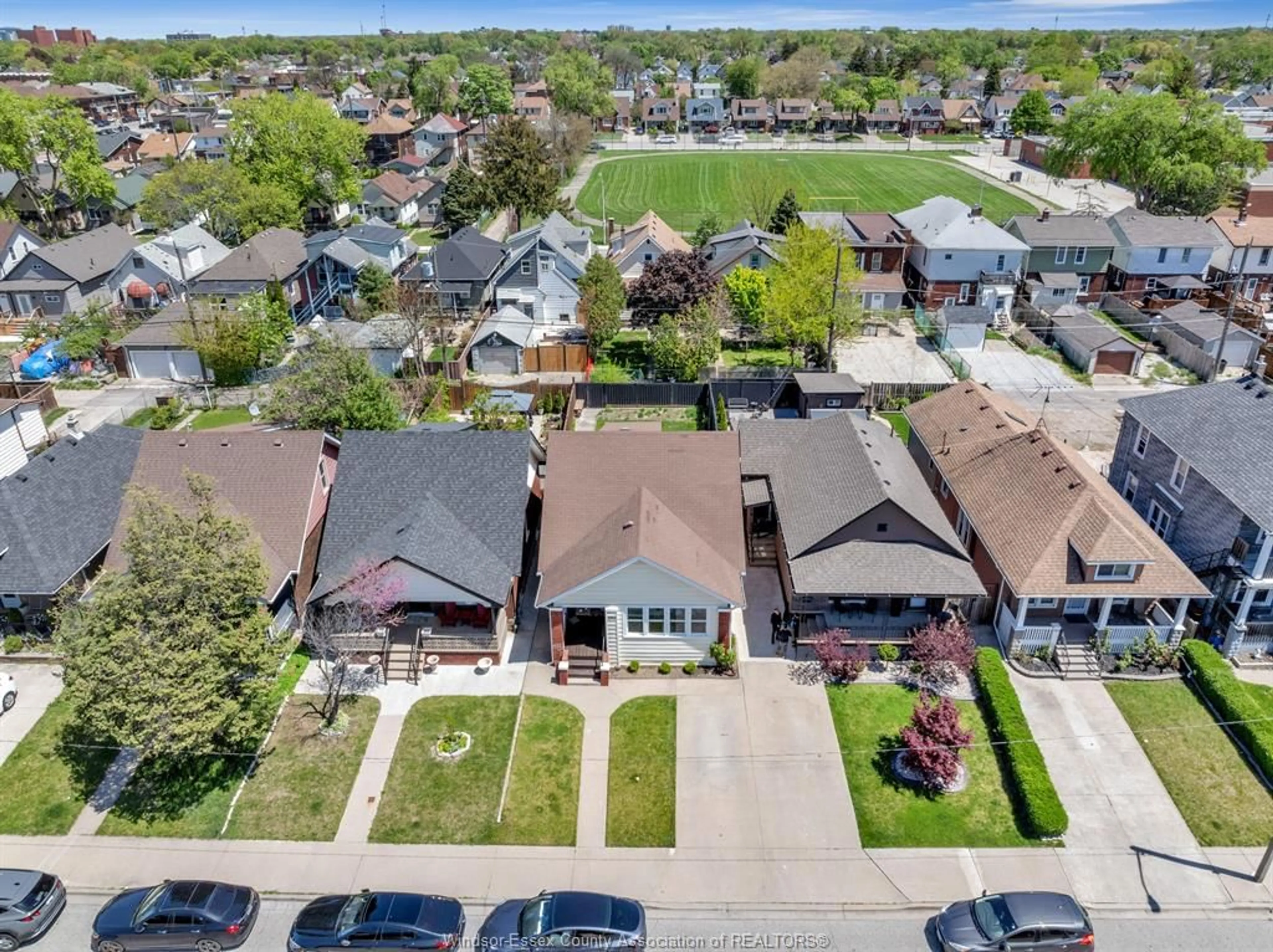 A pic from outside/outdoor area/front of a property/back of a property/a pic from drone, street for 1090 MARENTETTE Ave, Windsor Ontario N9A 2A5