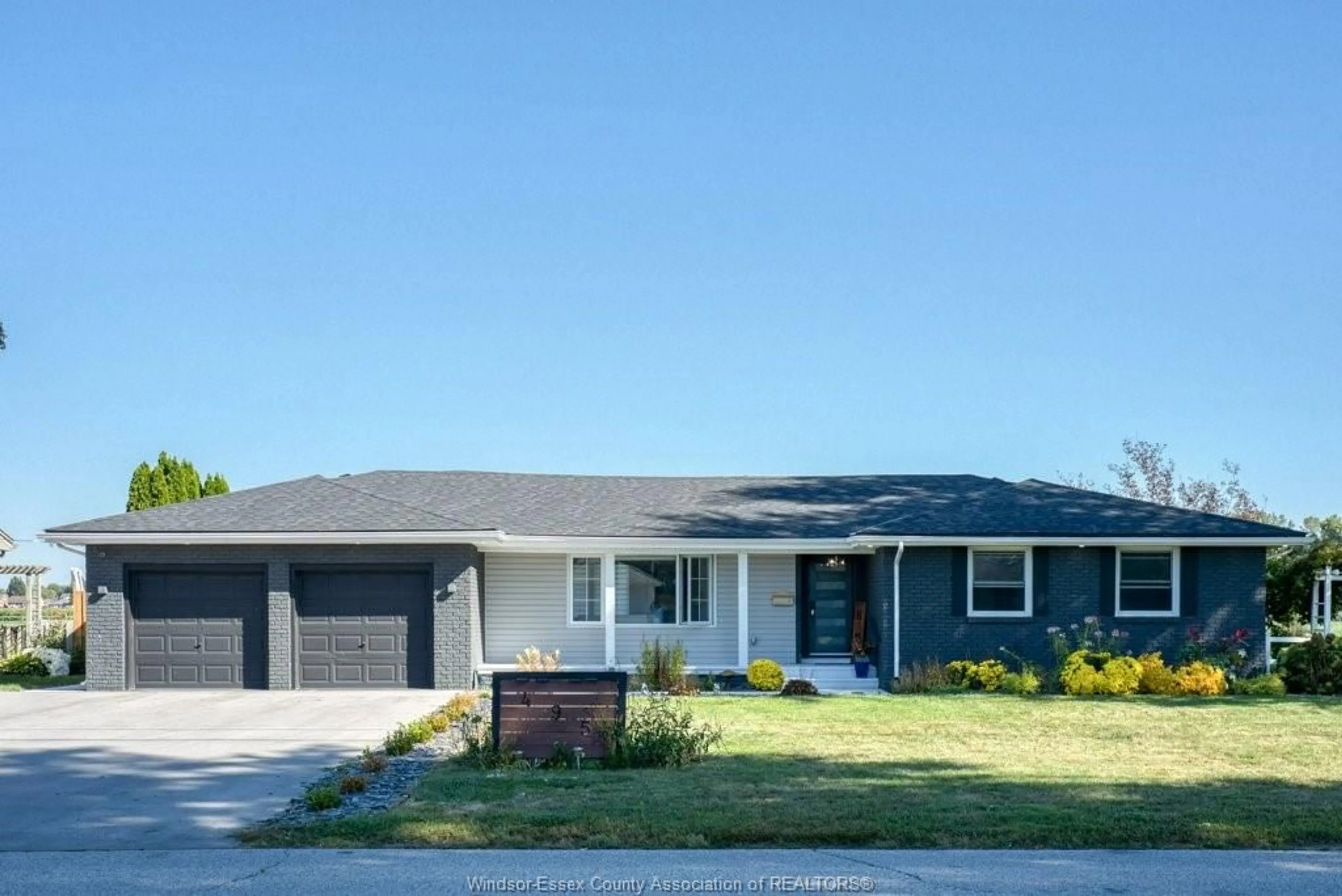 Home with vinyl exterior material, street for 495 VICTORY St, LaSalle Ontario N9J 1V8