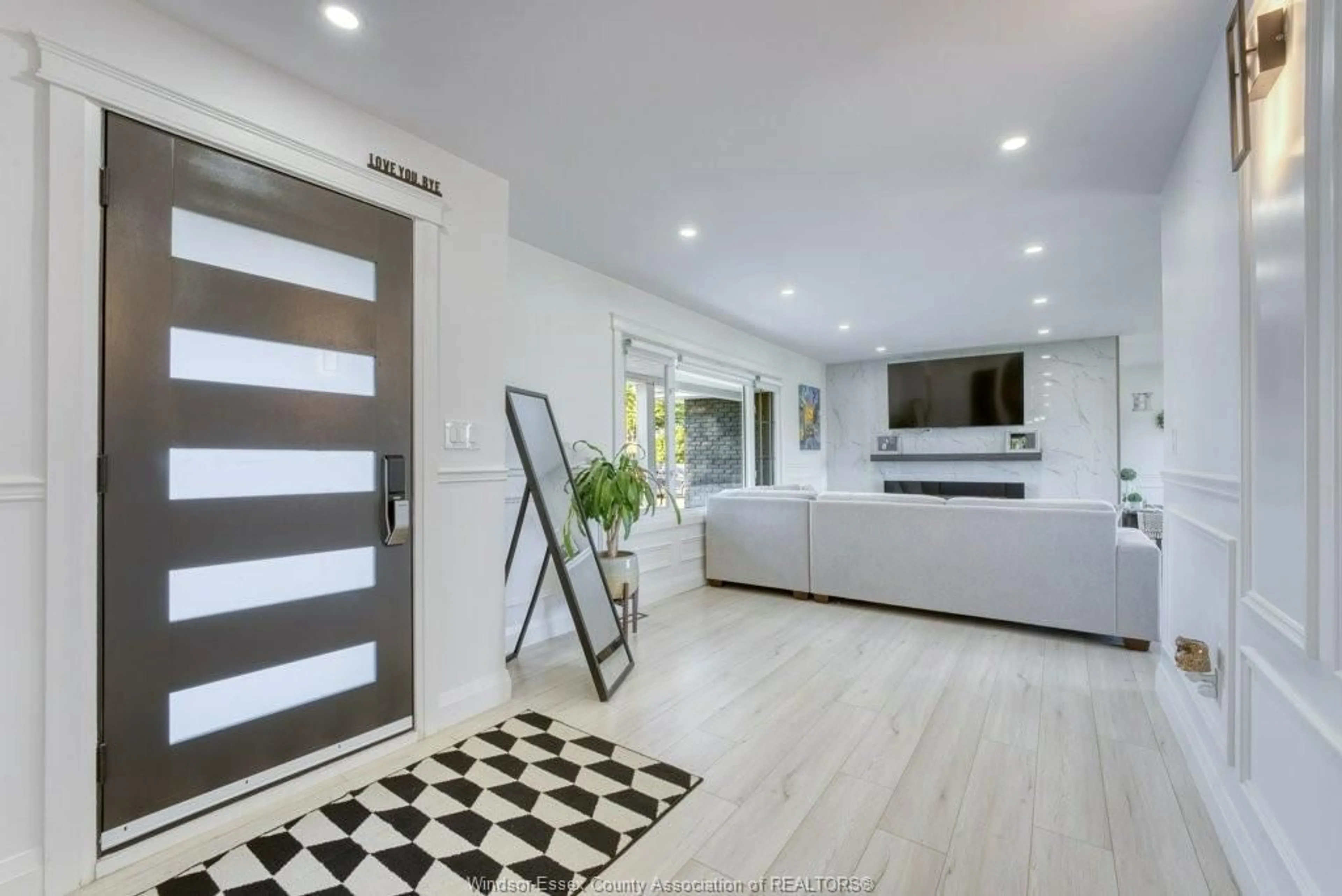 Indoor entryway for 495 VICTORY St, LaSalle Ontario N9J 1V8